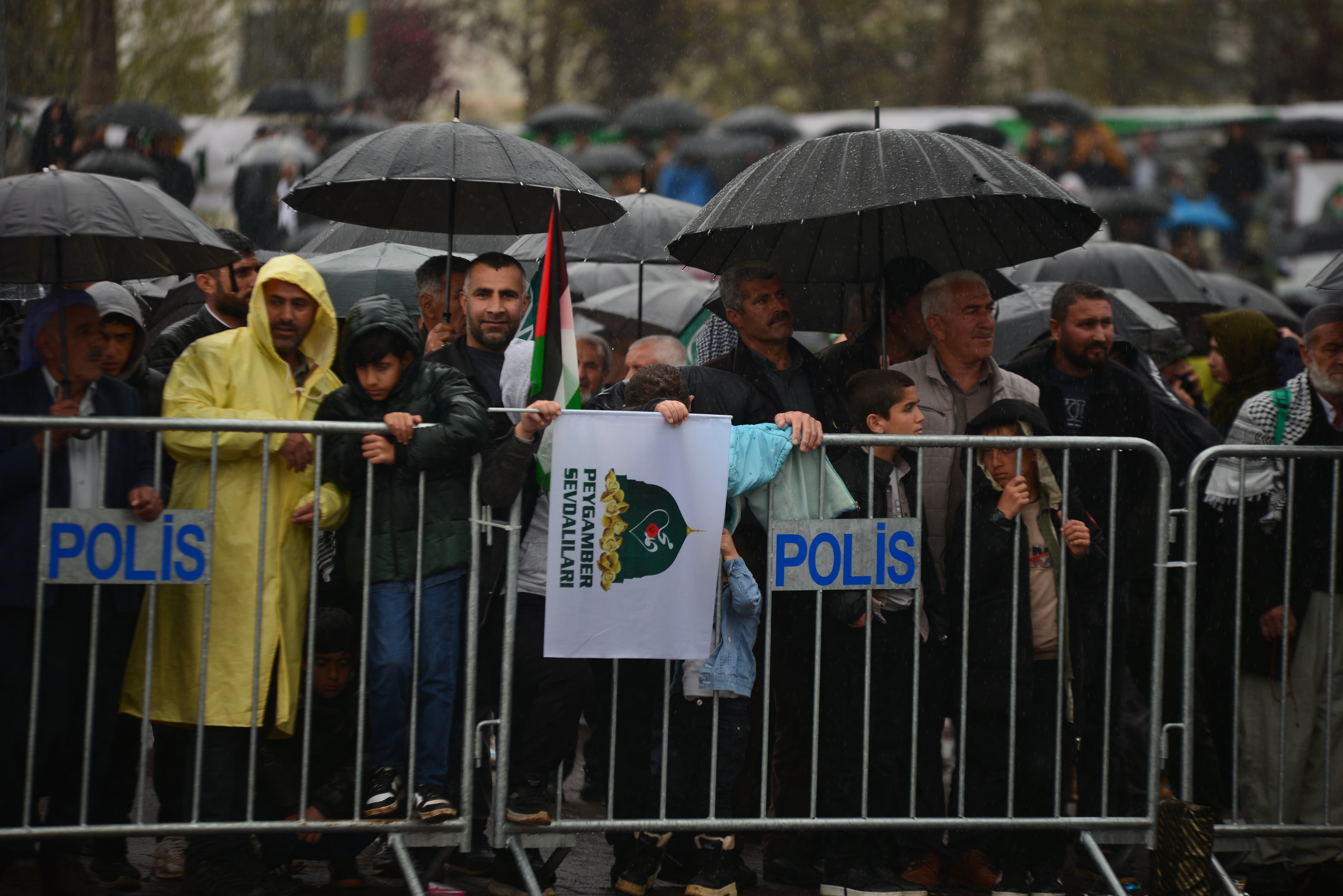 Mevlid-i Nebi etkinliğinde bayraklar