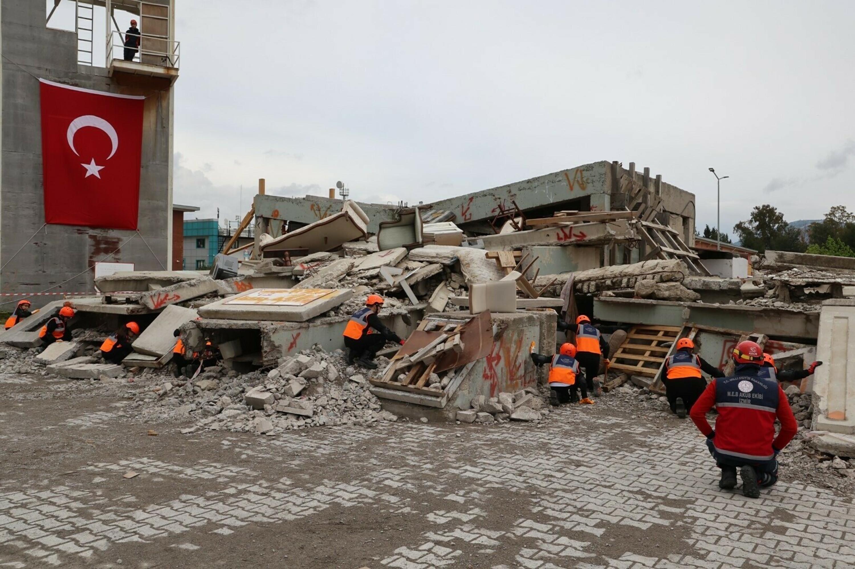 AFAD tatbikatı 23 Nisan İzmir