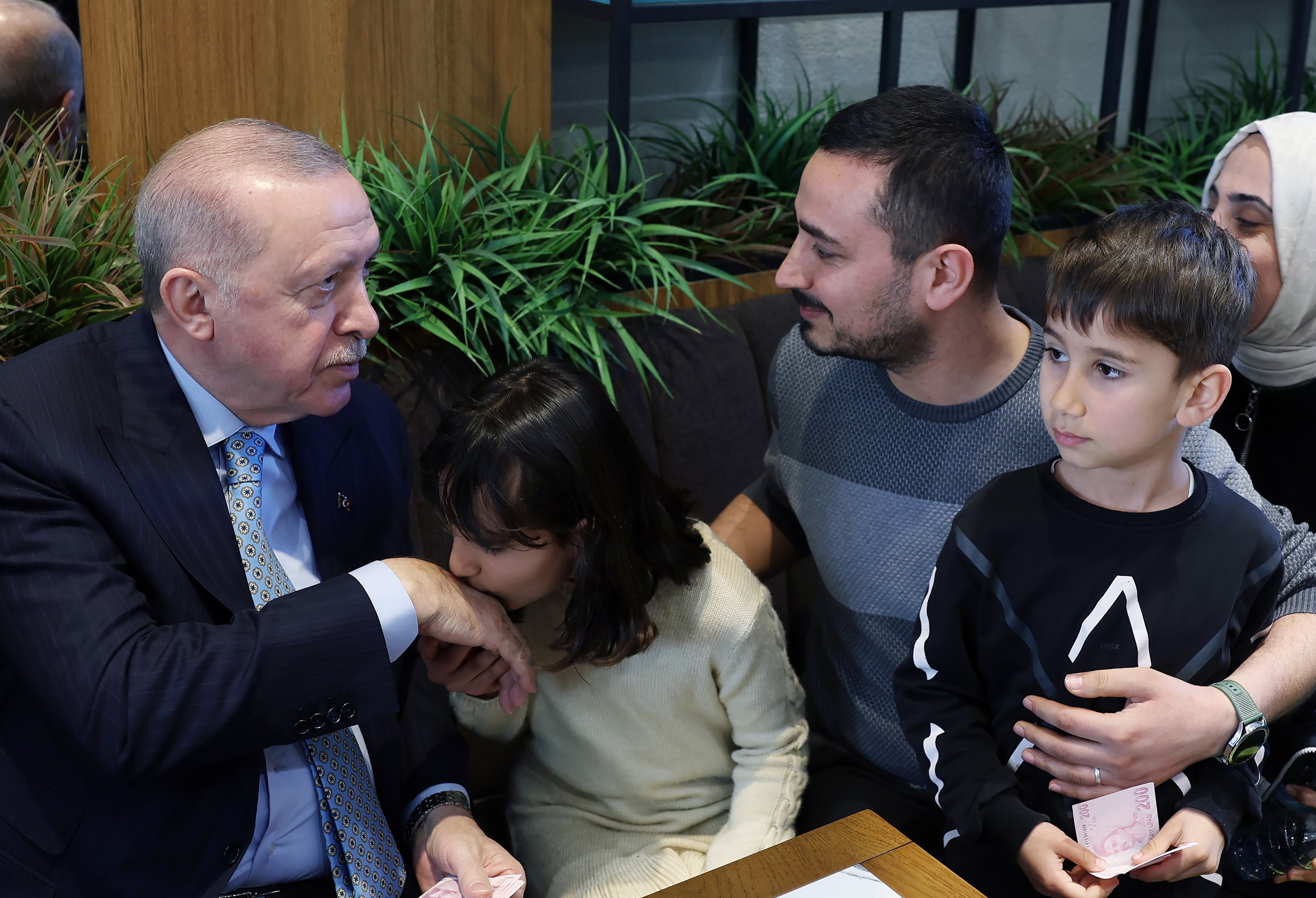 Erdoğan çocuklara harçlık dağıttı