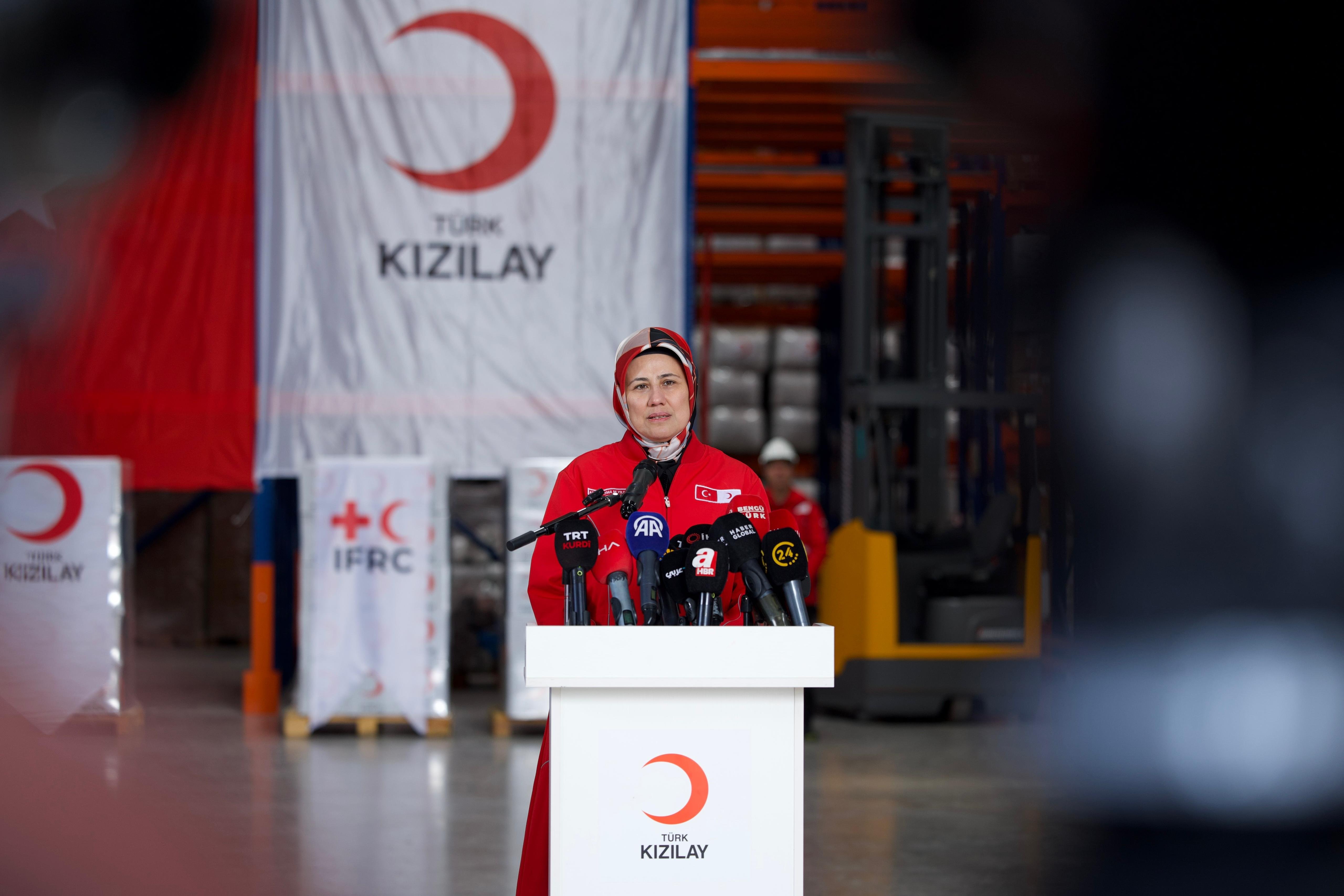 Türk Kızılay yardım malzemesi yükleme