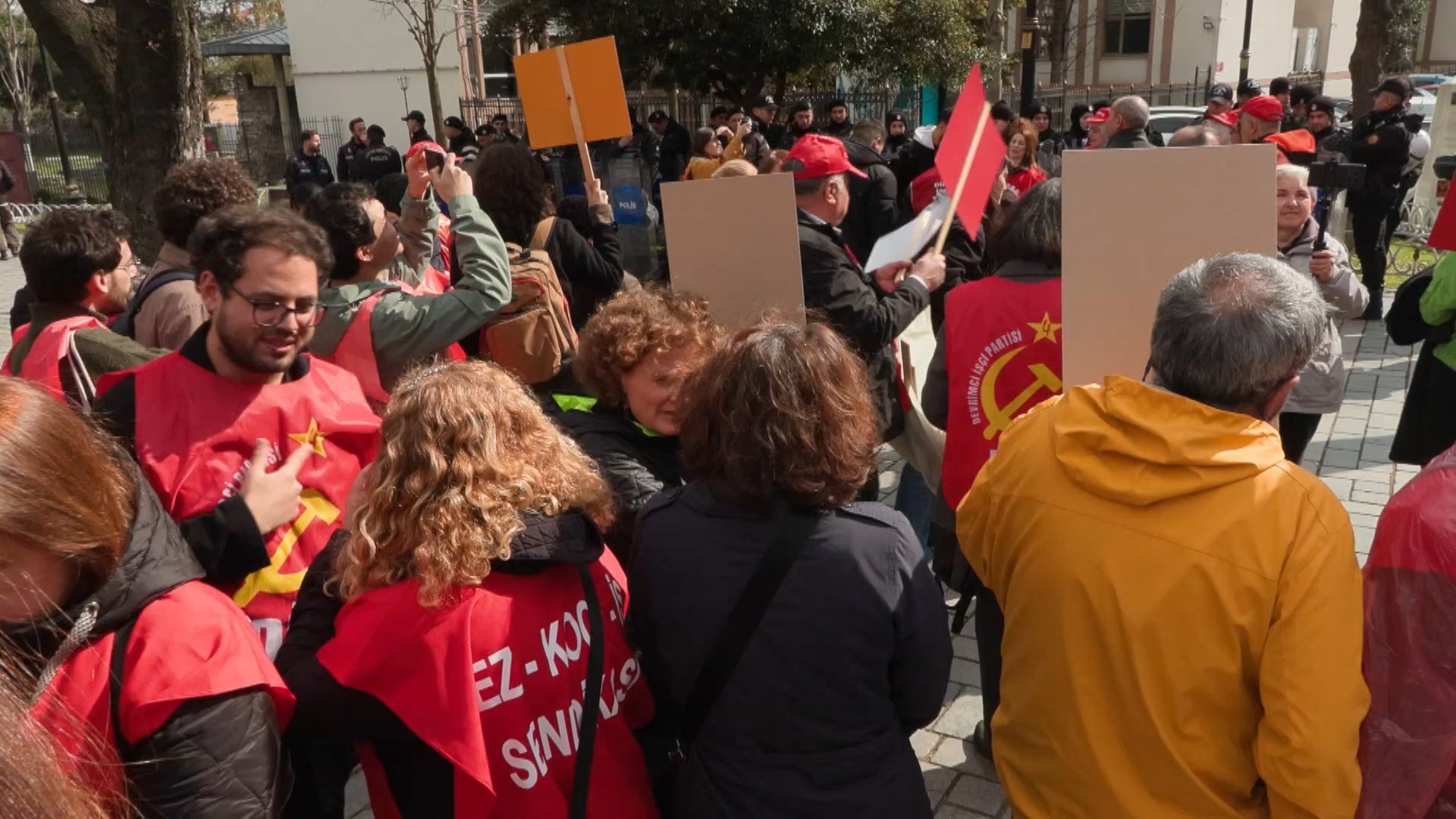 Özel İtalyan Lisesi öğretmenleri İstanbul İl Milli Eğitim Müdürlüğü önünde eylem