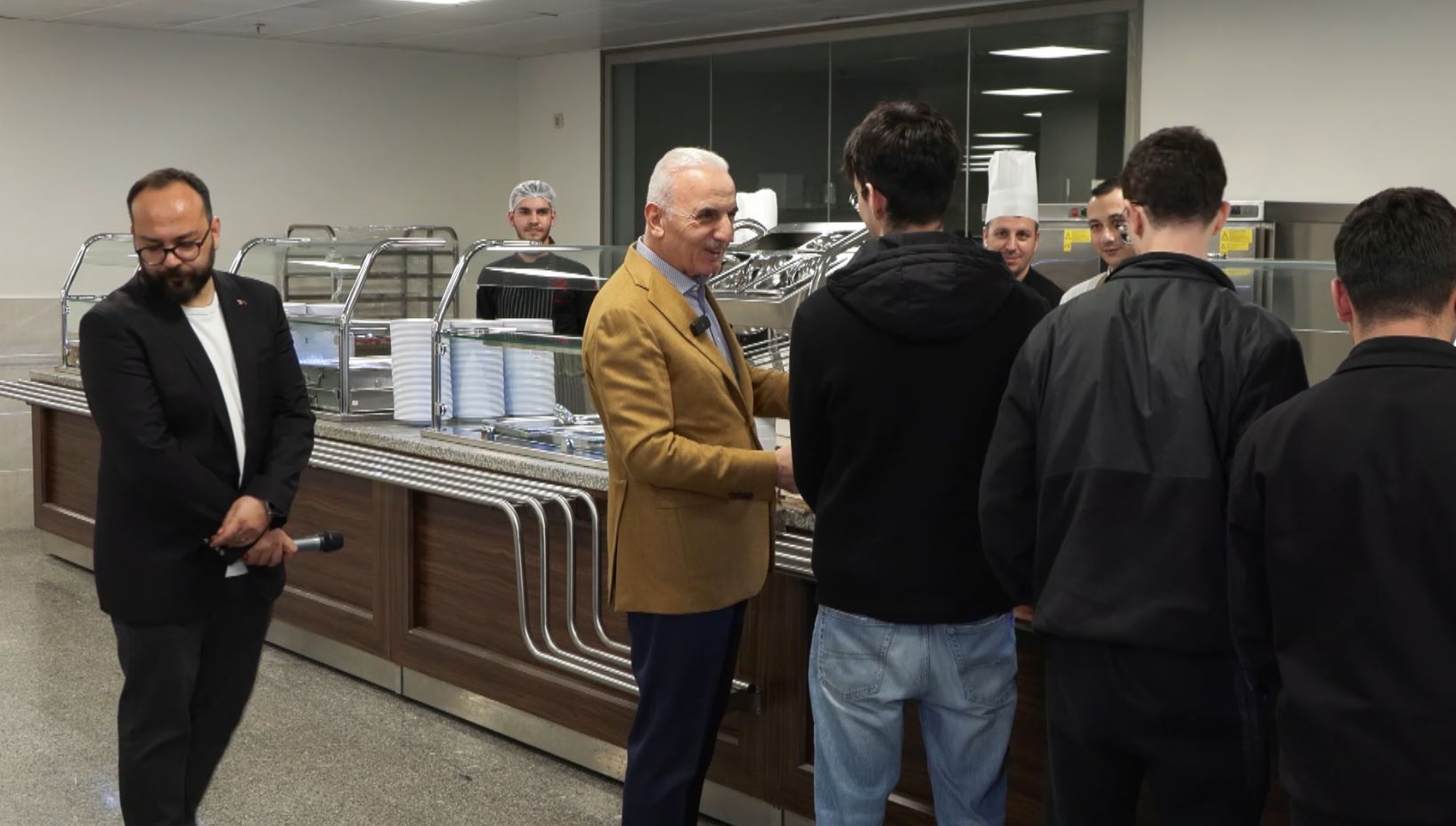 Ümraniye Belediye Başkanı İsmet Yıldırım öğrencilerle