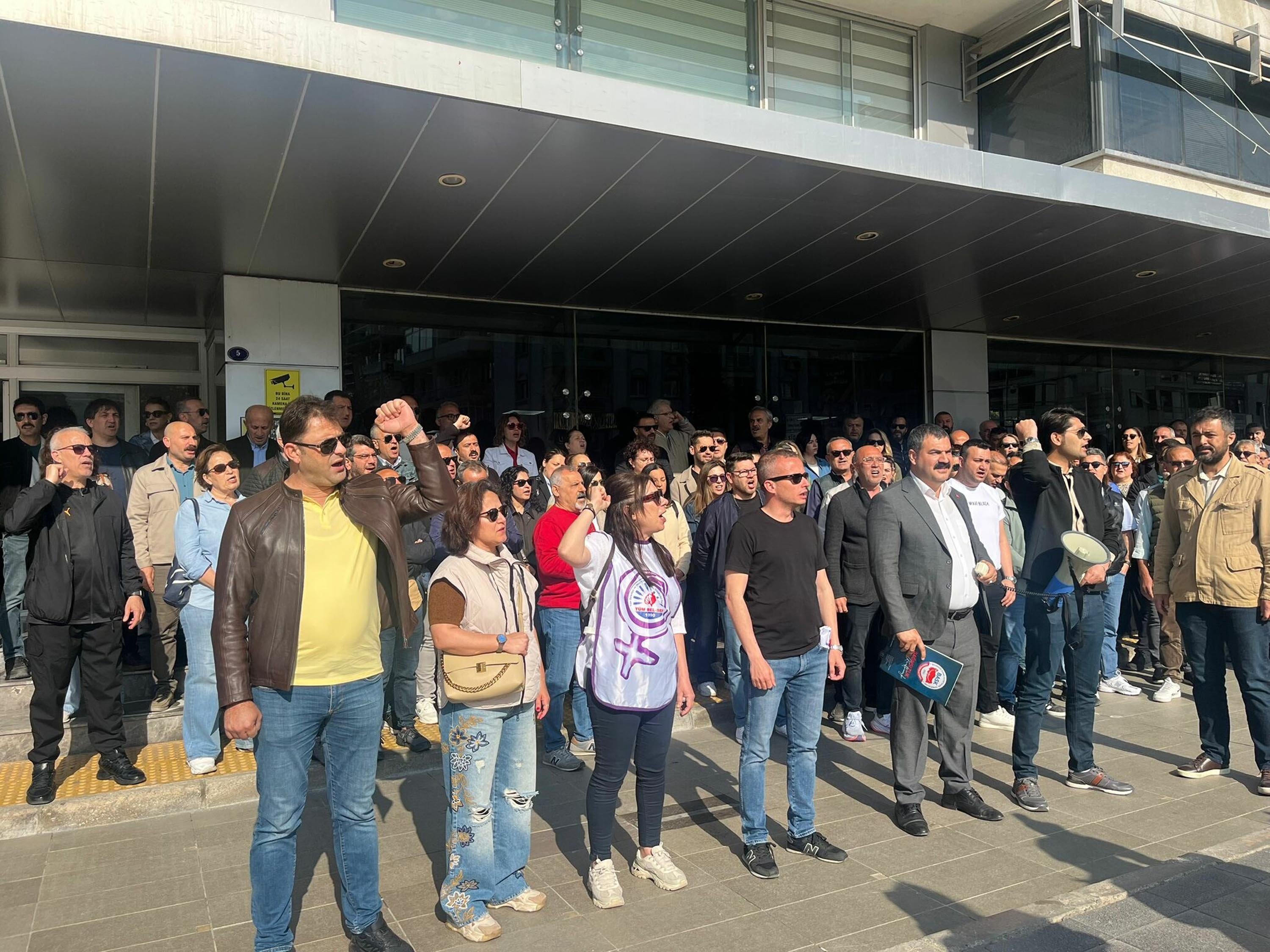 Karşıyaka Belediyesi memurları eylem yapıyor