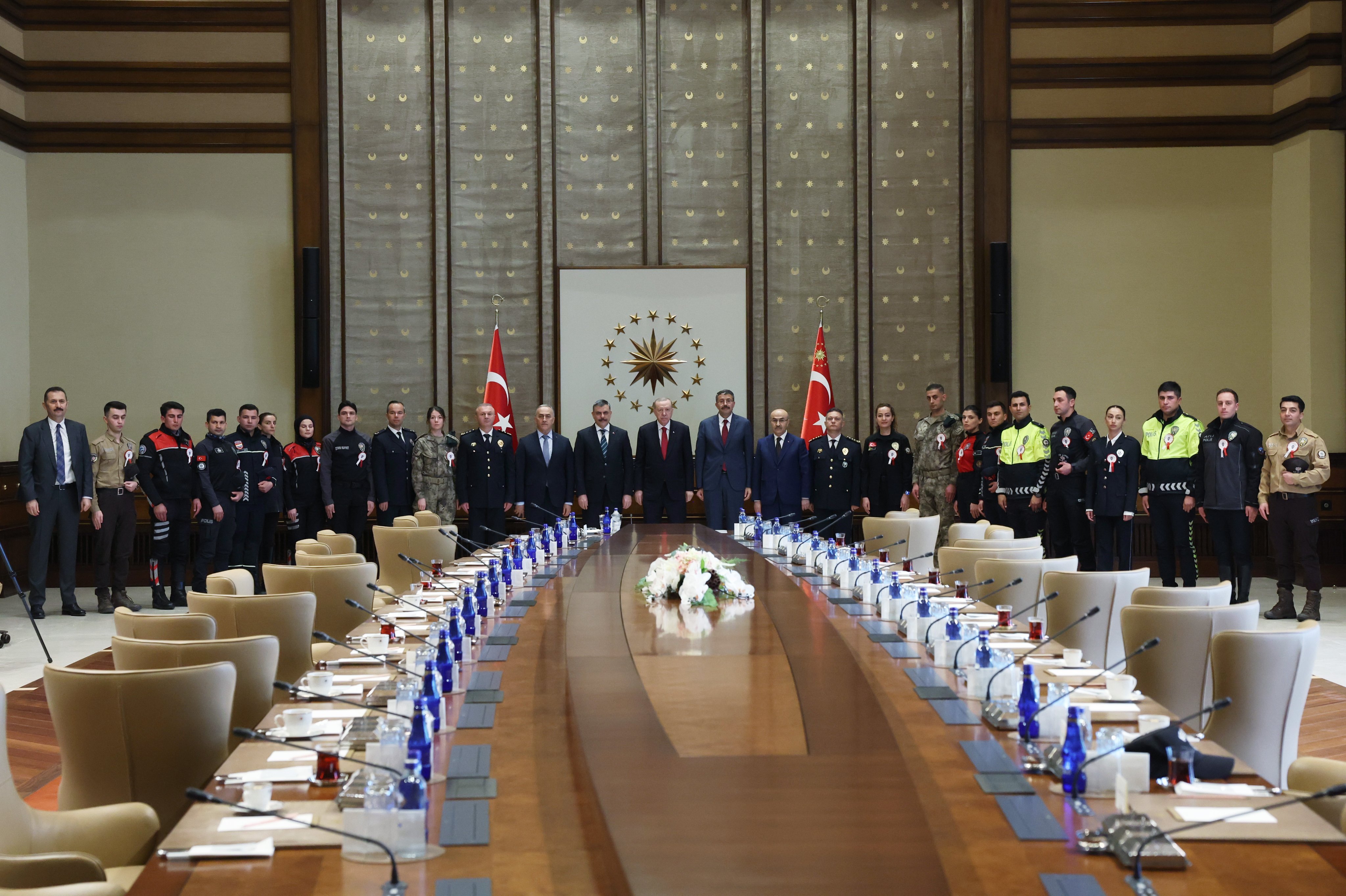 Cumhurbaşkanı Erdoğan polis heyeti ile görüşüyor