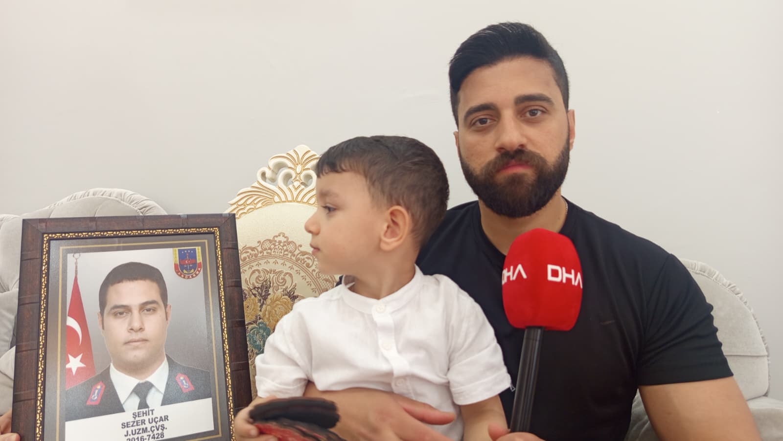 Aile, şehit amcanın mezarında dua etti.