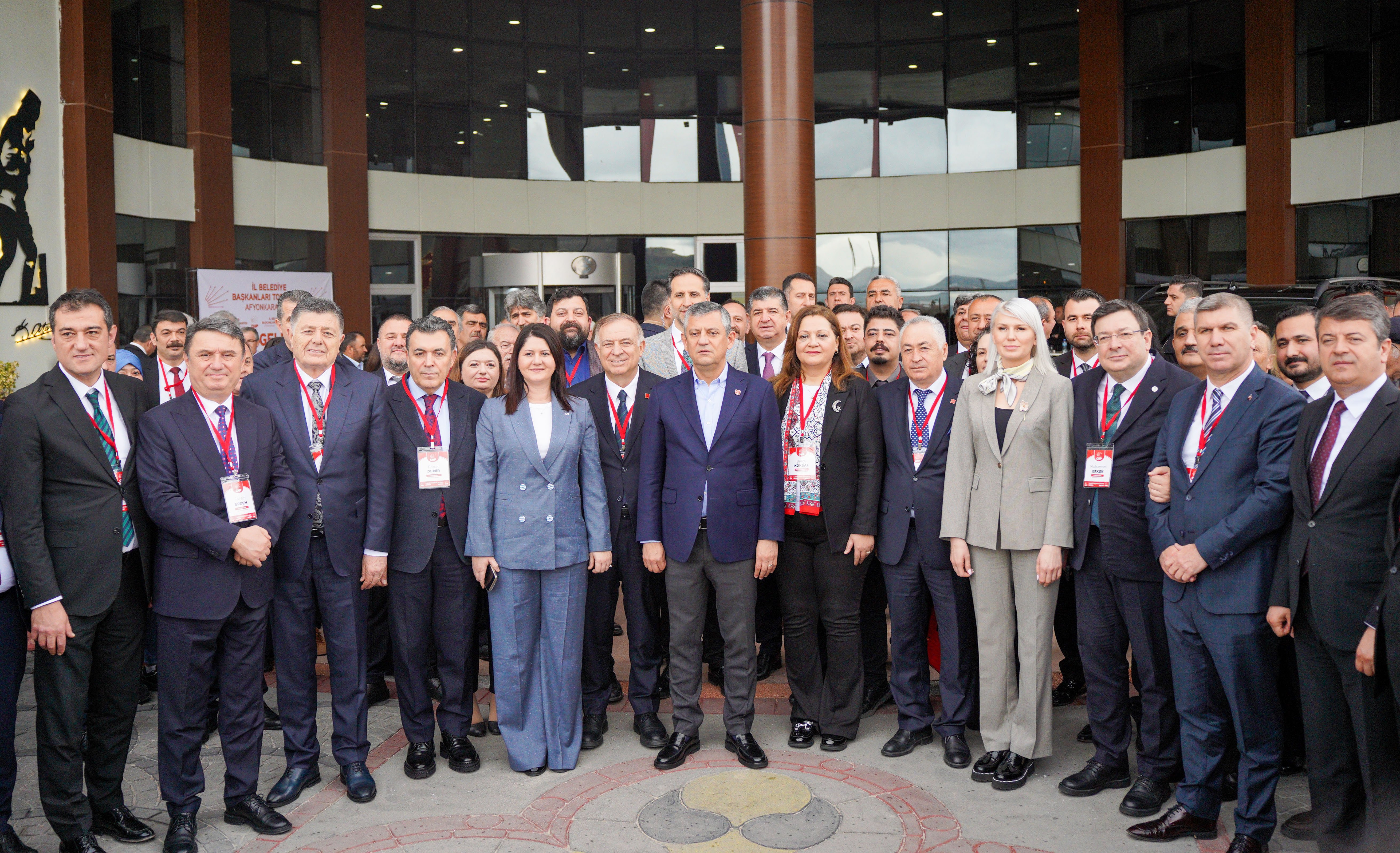 Özgür Özel CHP toplantısında konuşuyor