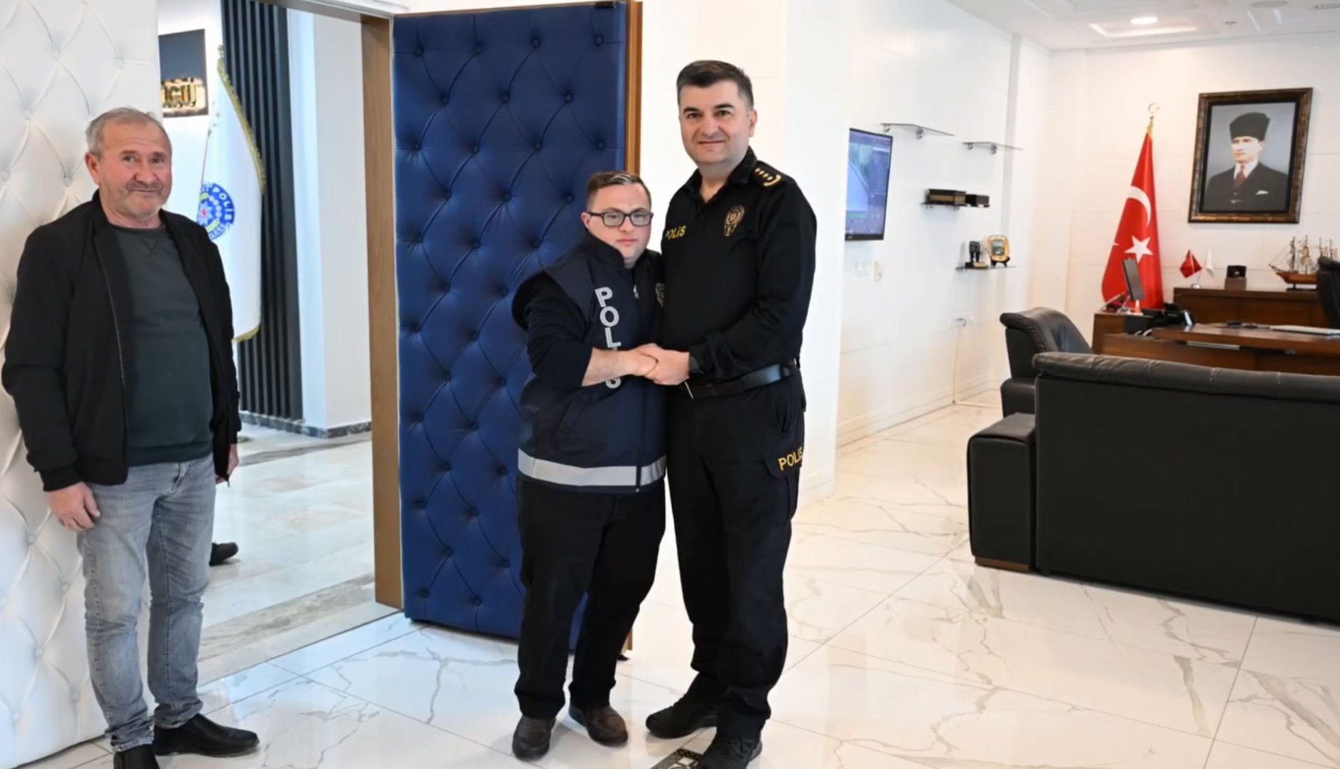 Edirne Emniyet Müdürü Muhittin Ayhan Uğur Sarıoğlu ile sohbet ediyor