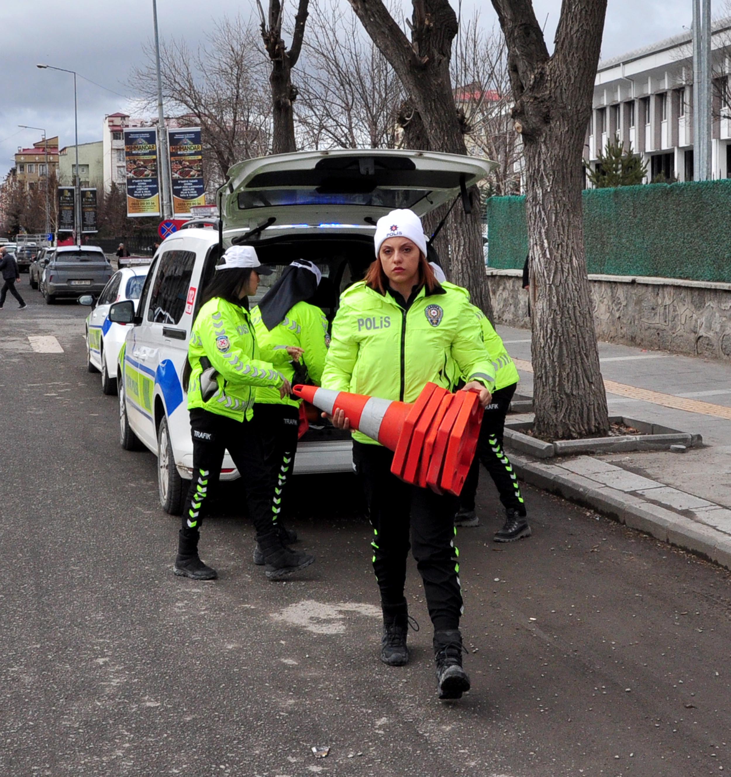 Kars trafik polisleri ekip çalışması