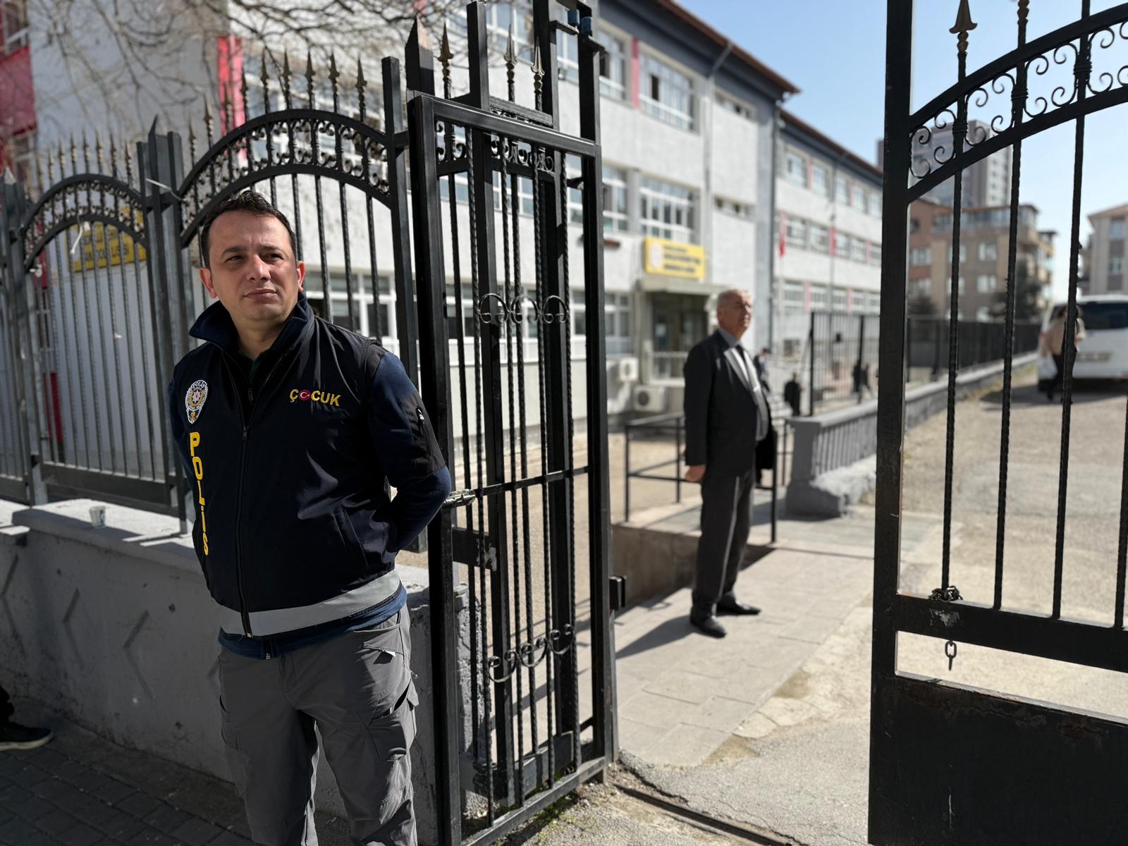 Polis ekipleri okul güvenlik tedbiri