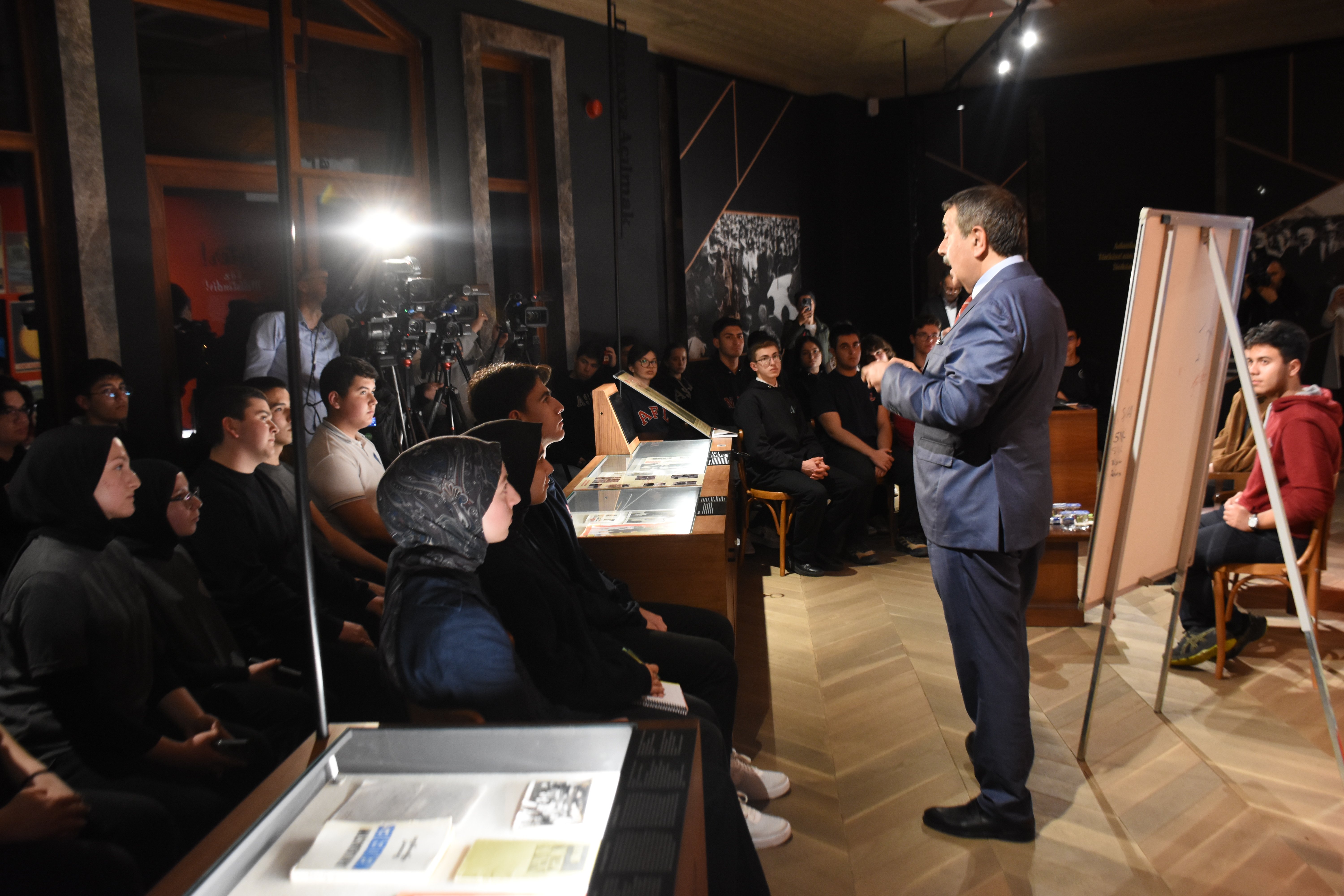 Bakan Tekin Konuşma Yapıyor