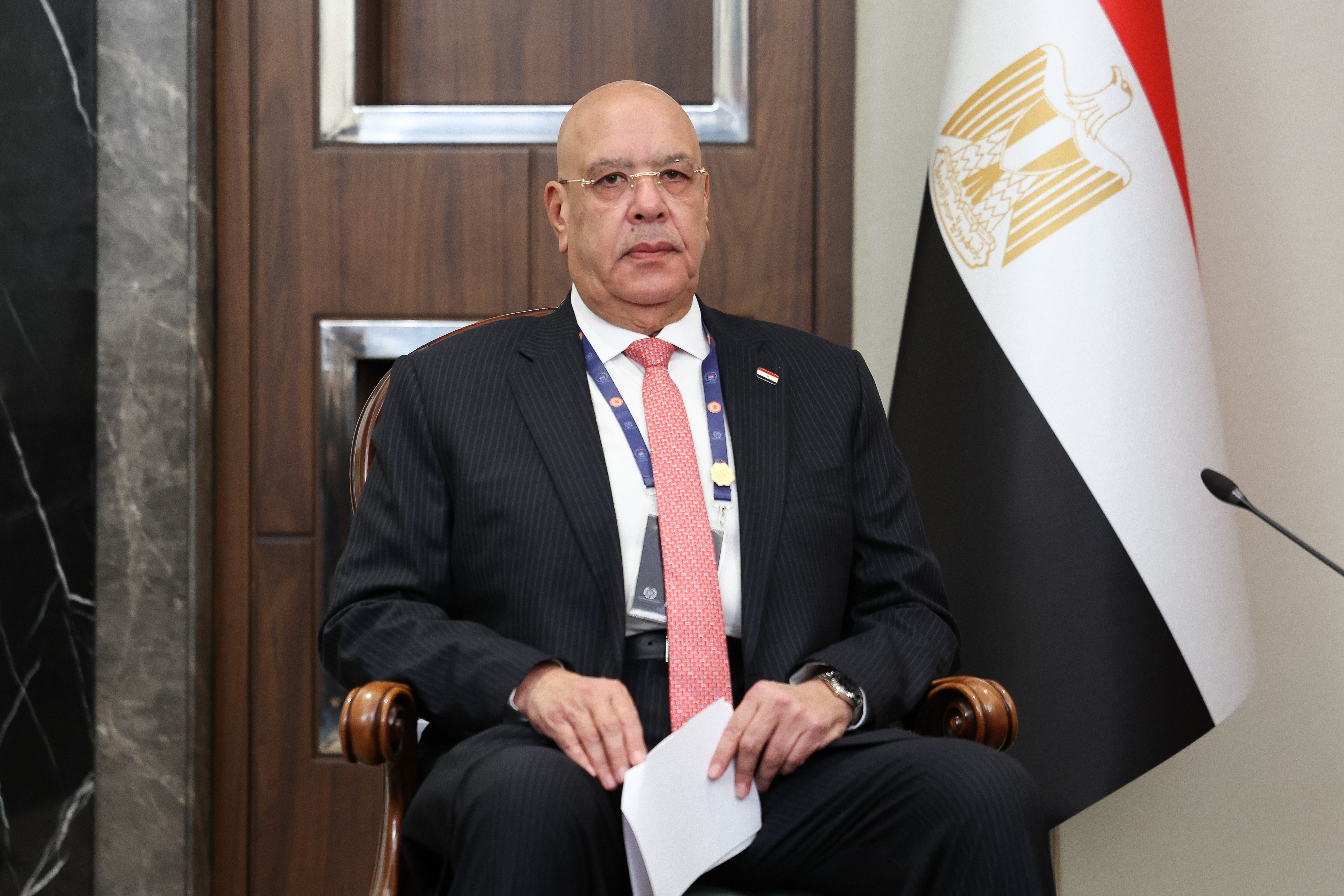 Numan Kurtulmuş ve Hisham Badawy tokalaşıyor