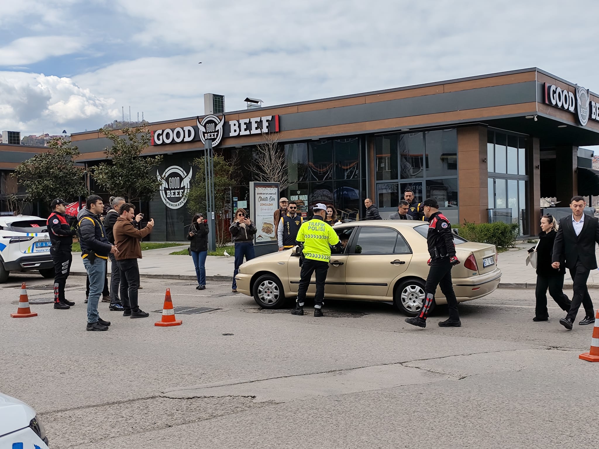 Polisler ve basın mensupları