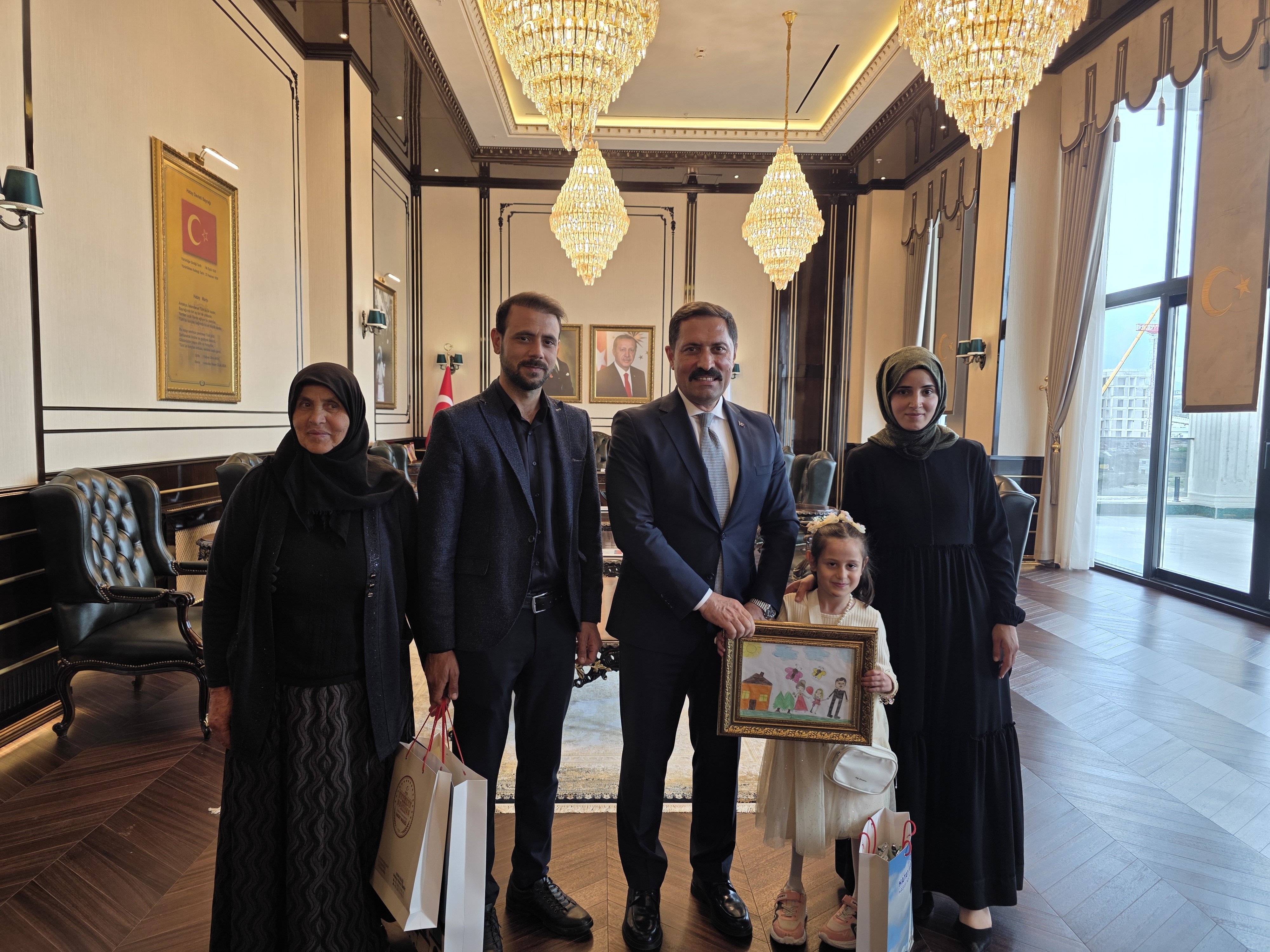 Zeynep Koyun protez bacağı ile Vali Masatlı