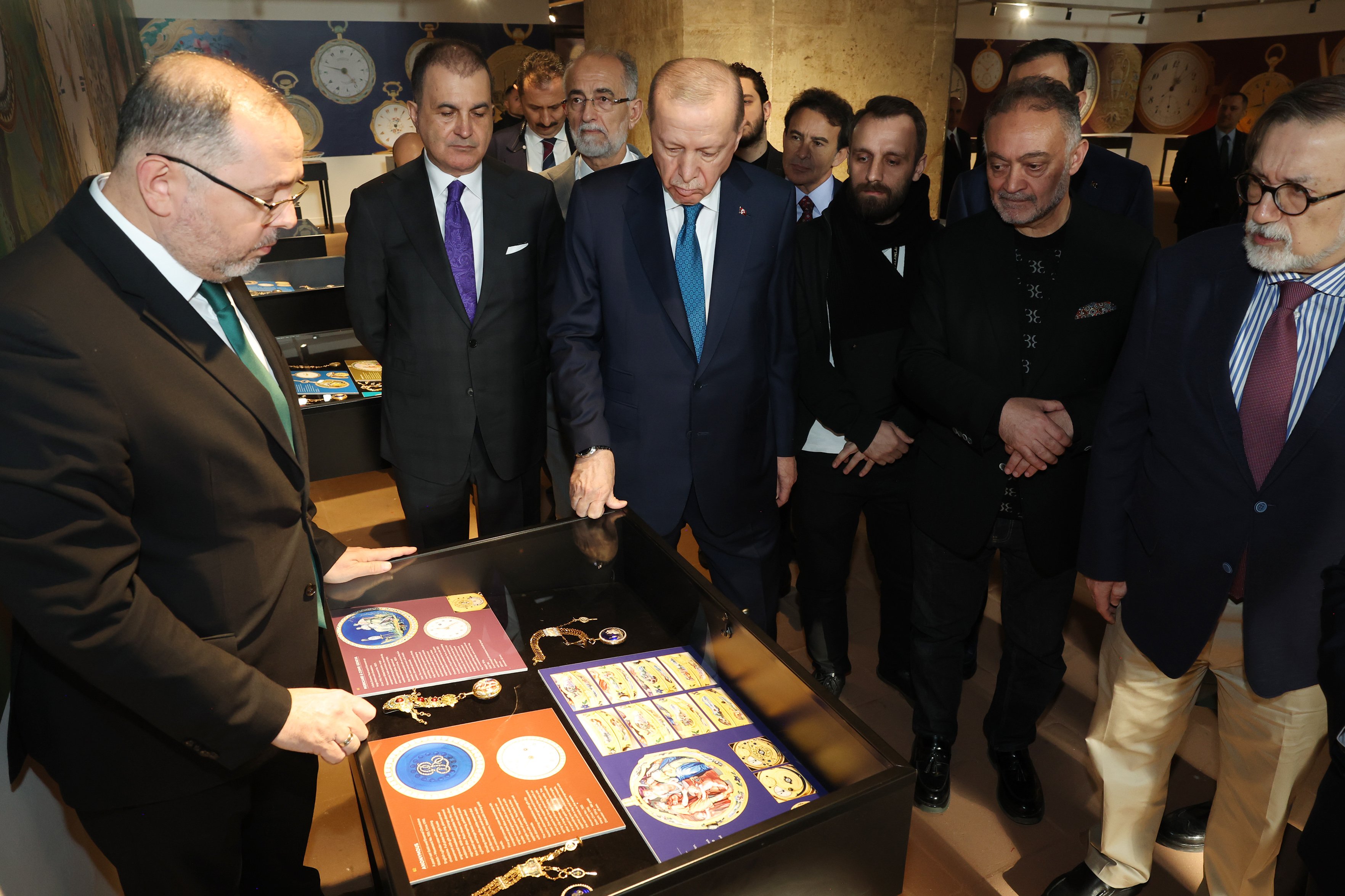 Cumhurbaşkanı Erdoğan Mehmet Çebi ile sergi gezisi