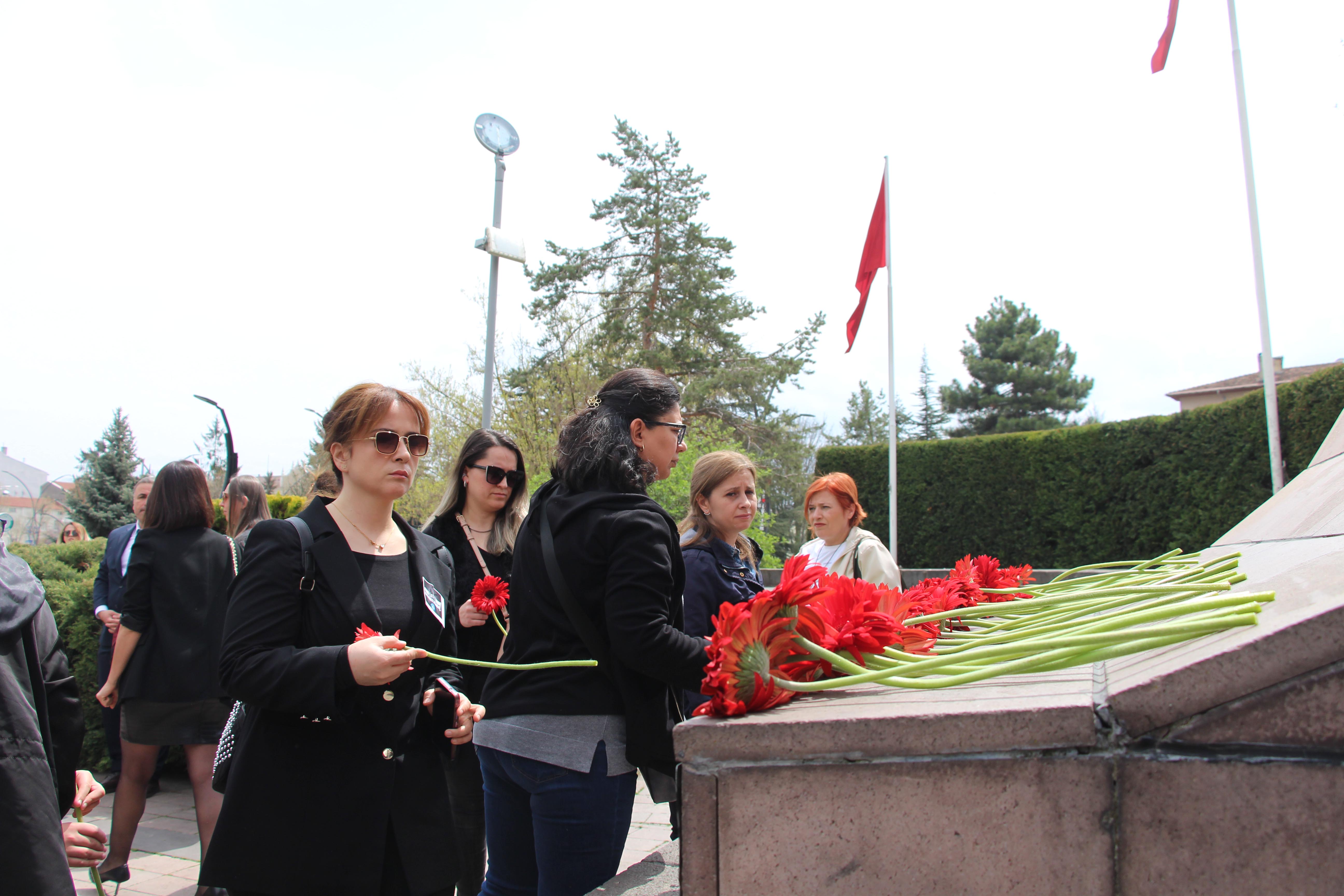 Bolu Atatürk Anıtı Karanfil