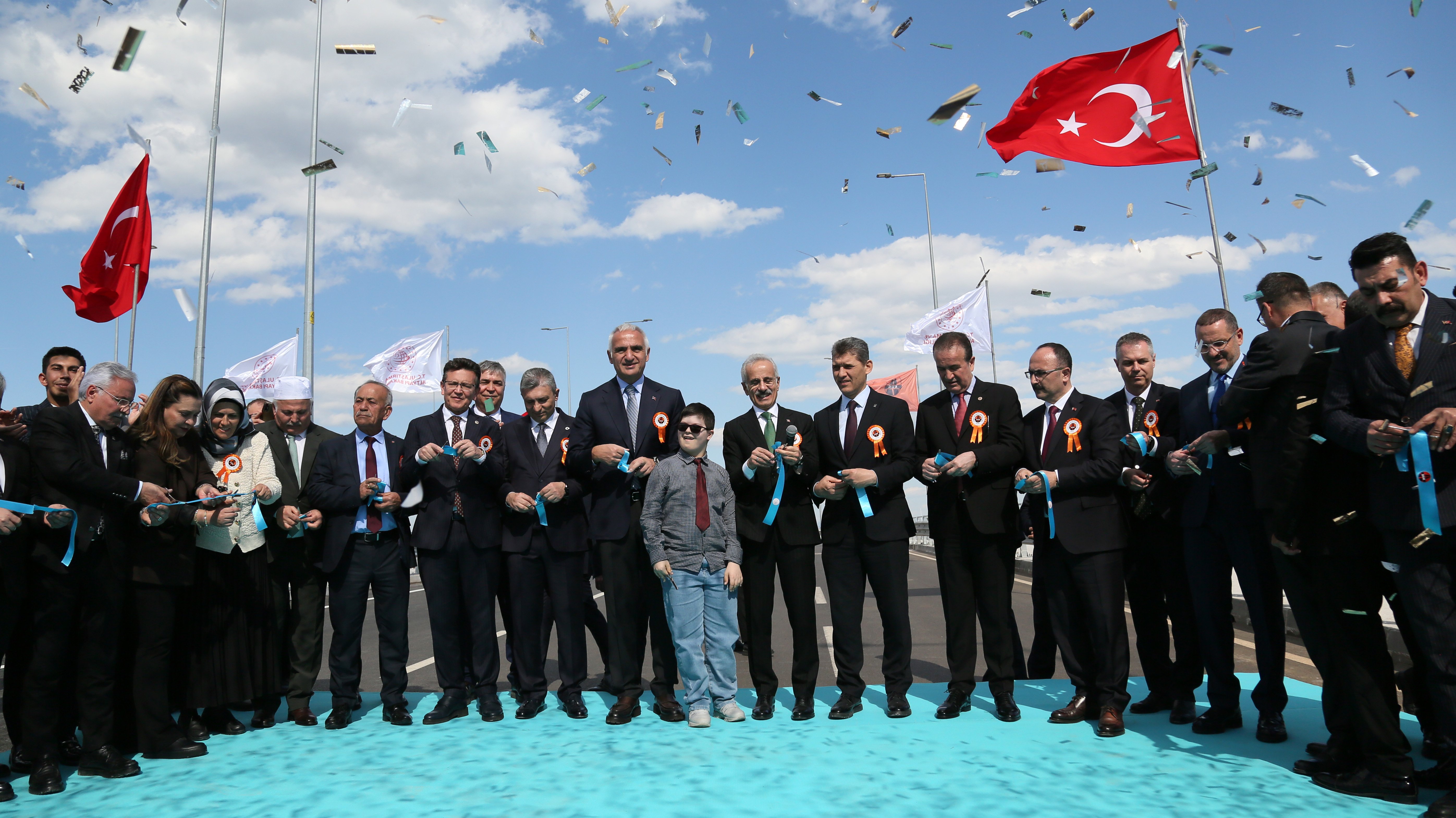 Bakan Uraloğlu konuşma yaparken