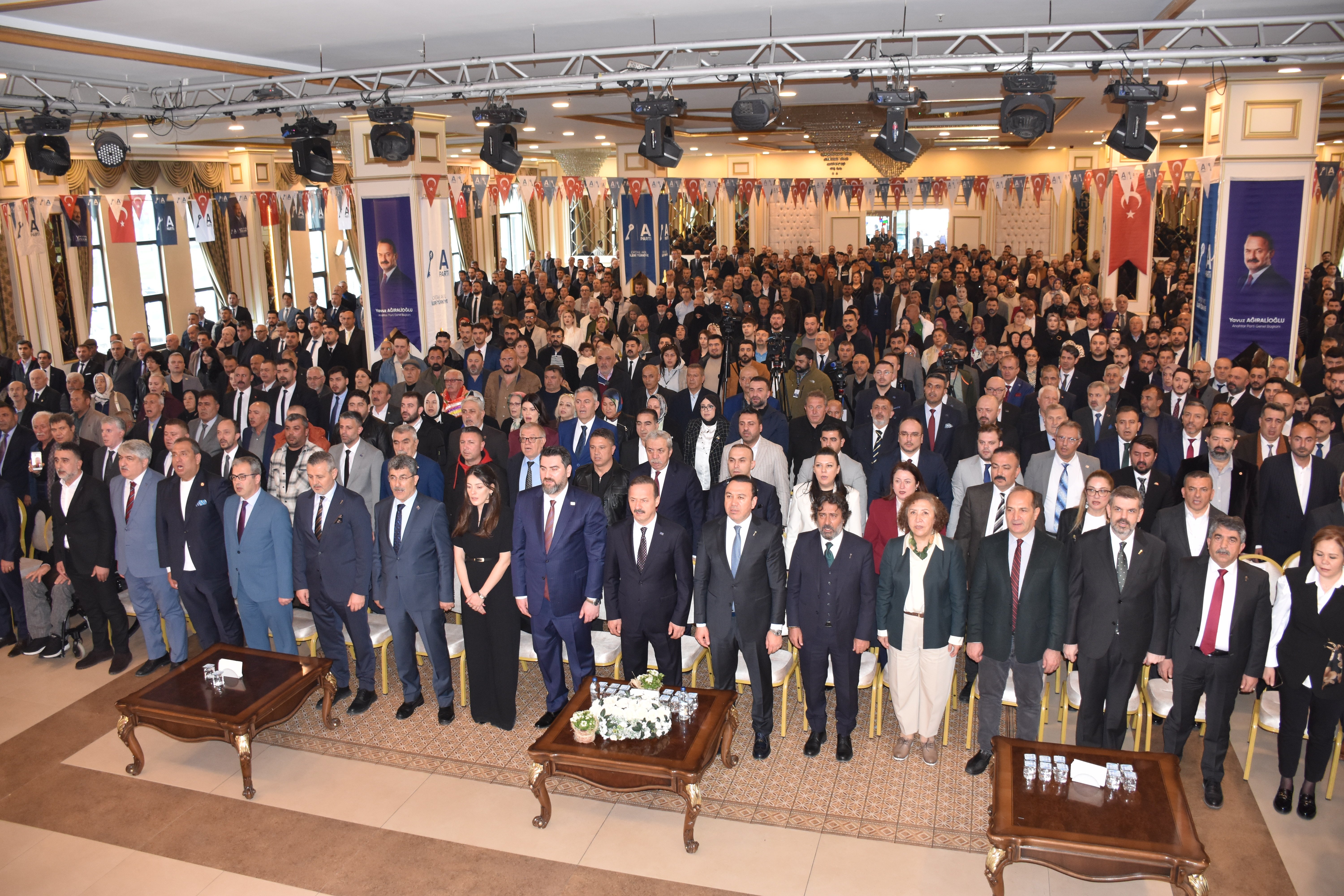 Yavuz Ağıralioğlu konuşma yapıyor