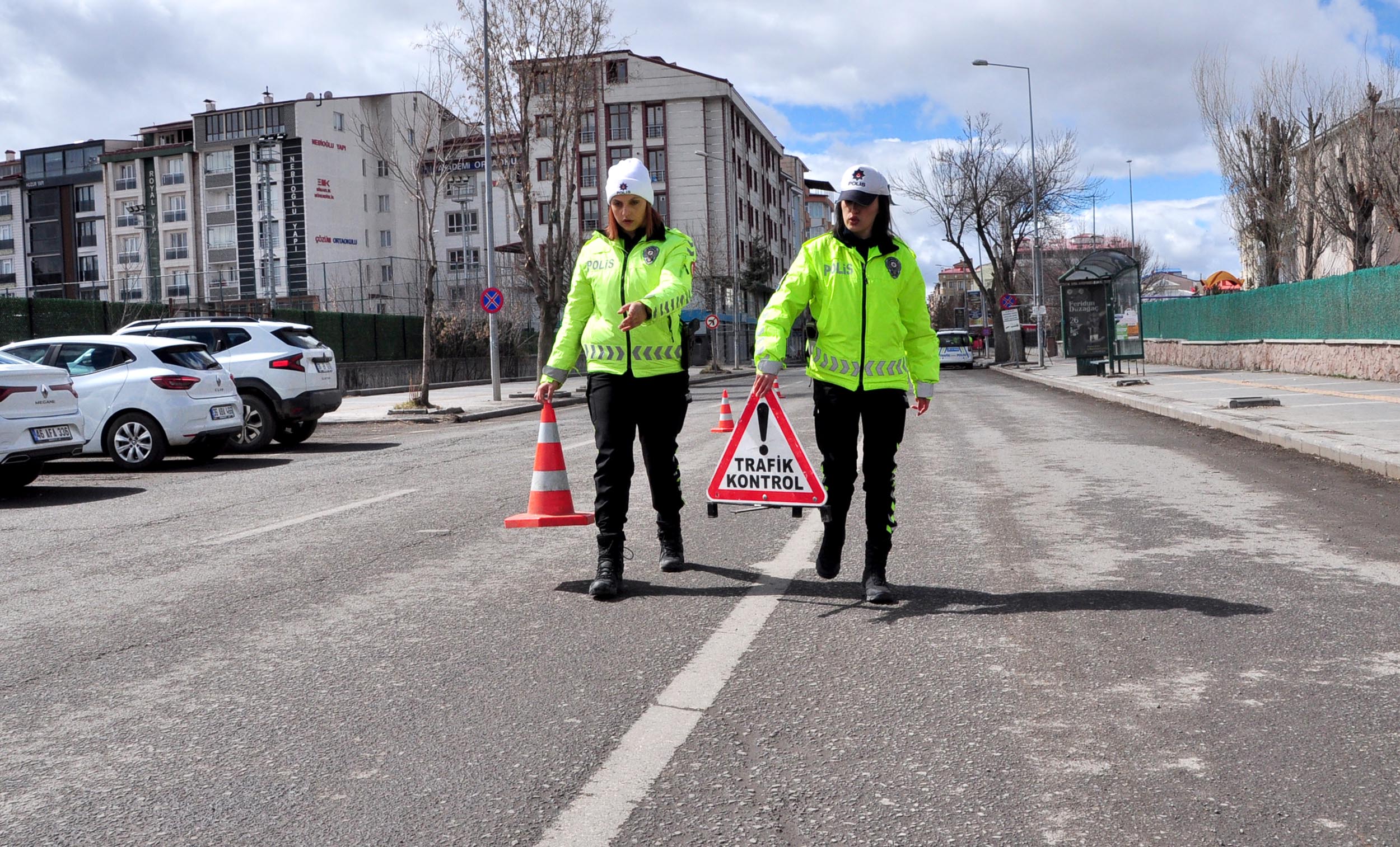 Kars trafik polisi araç denetliyor