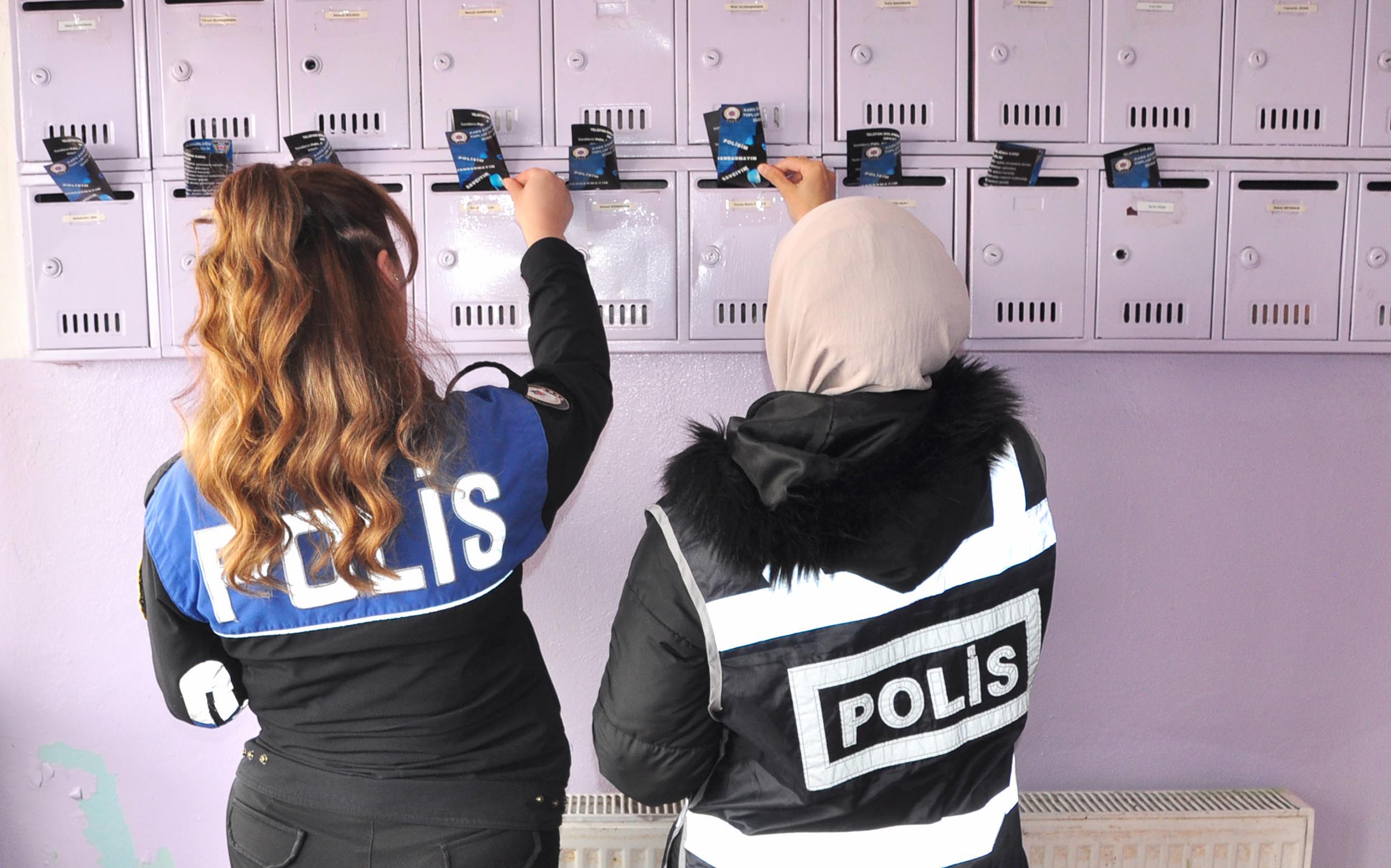 Kars polis broşür dağıtımı