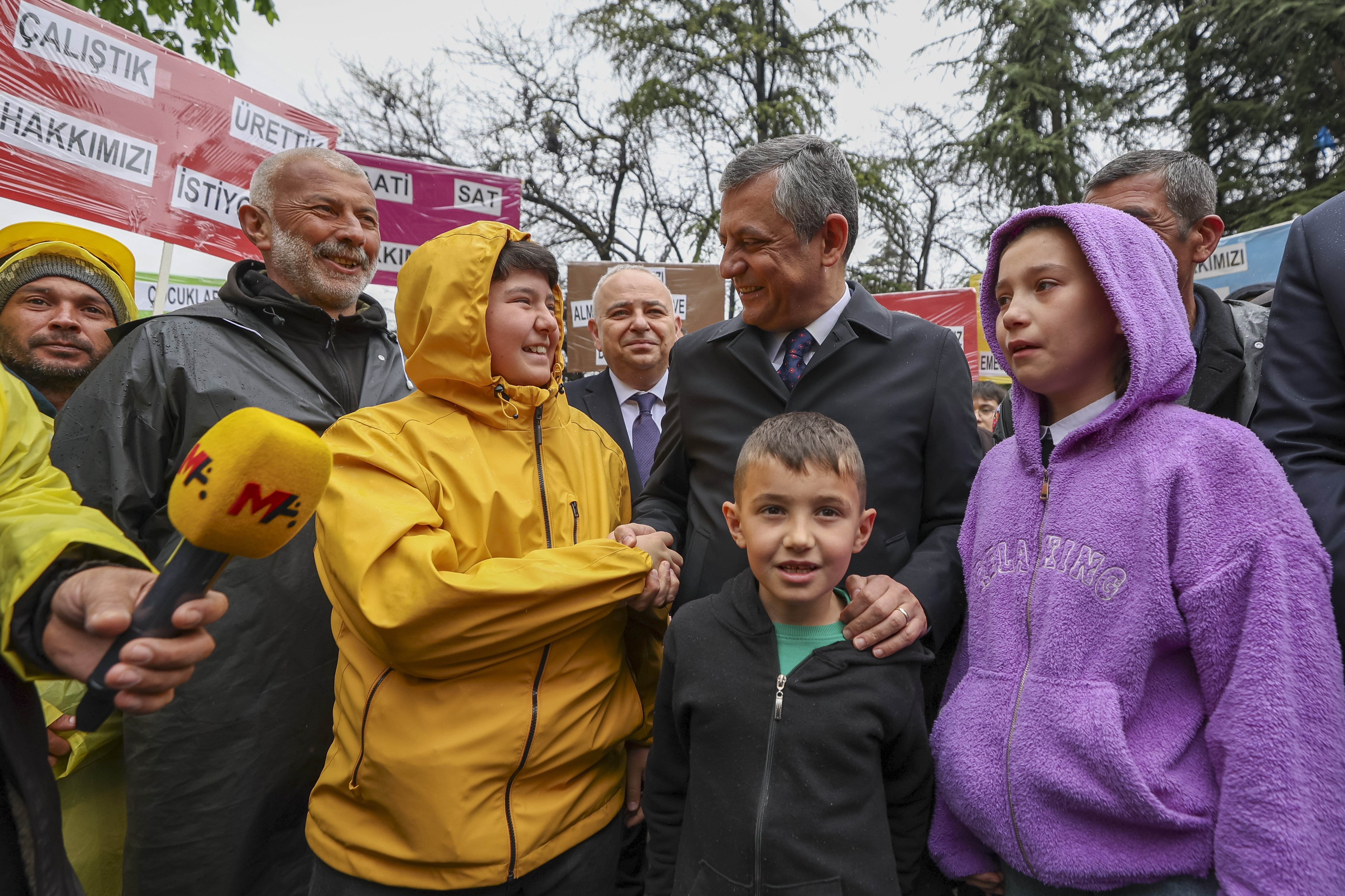 Özgür Özel maden işçileri ziyaret