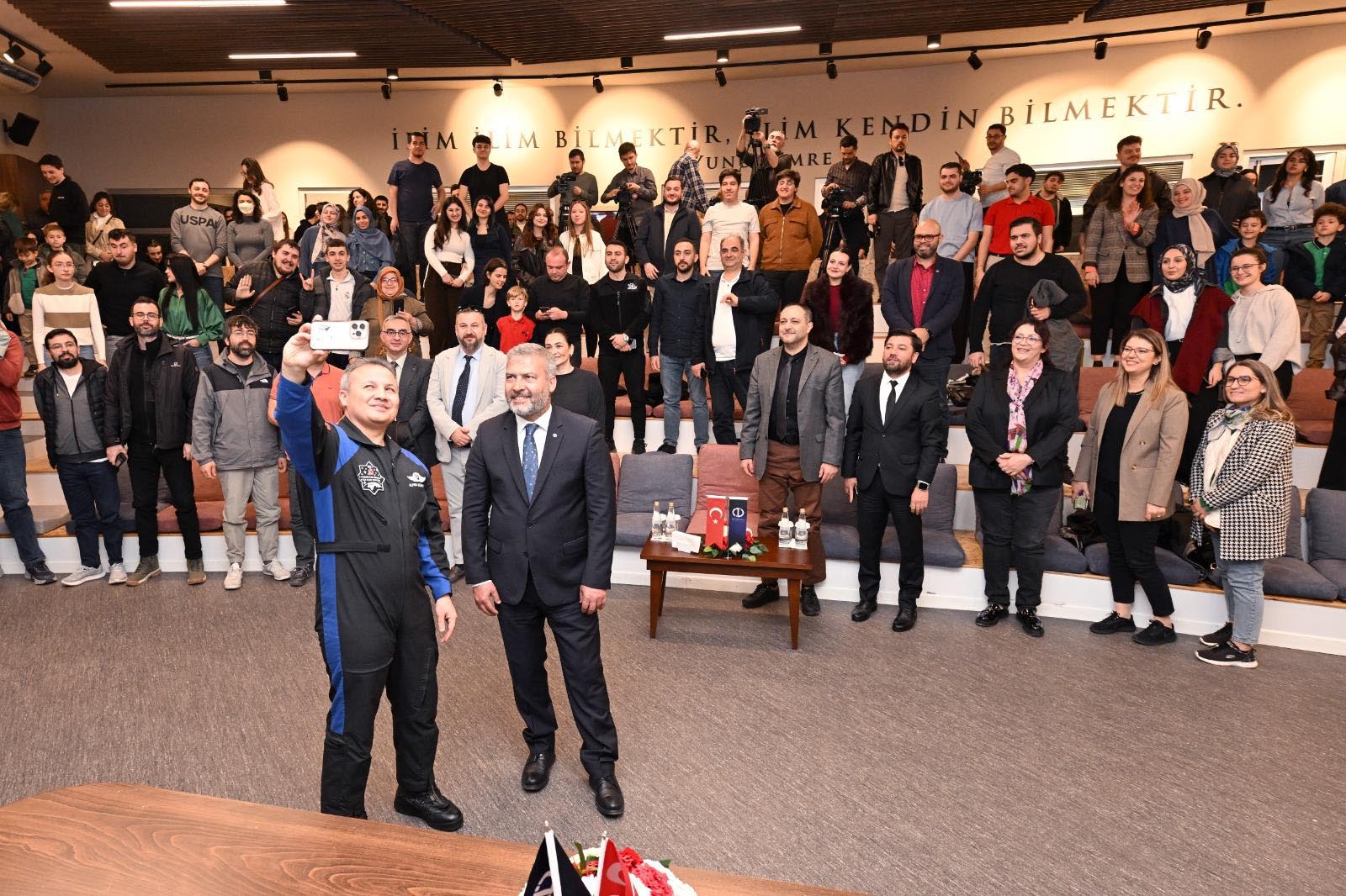 Alper Gezeravcı gençlerle