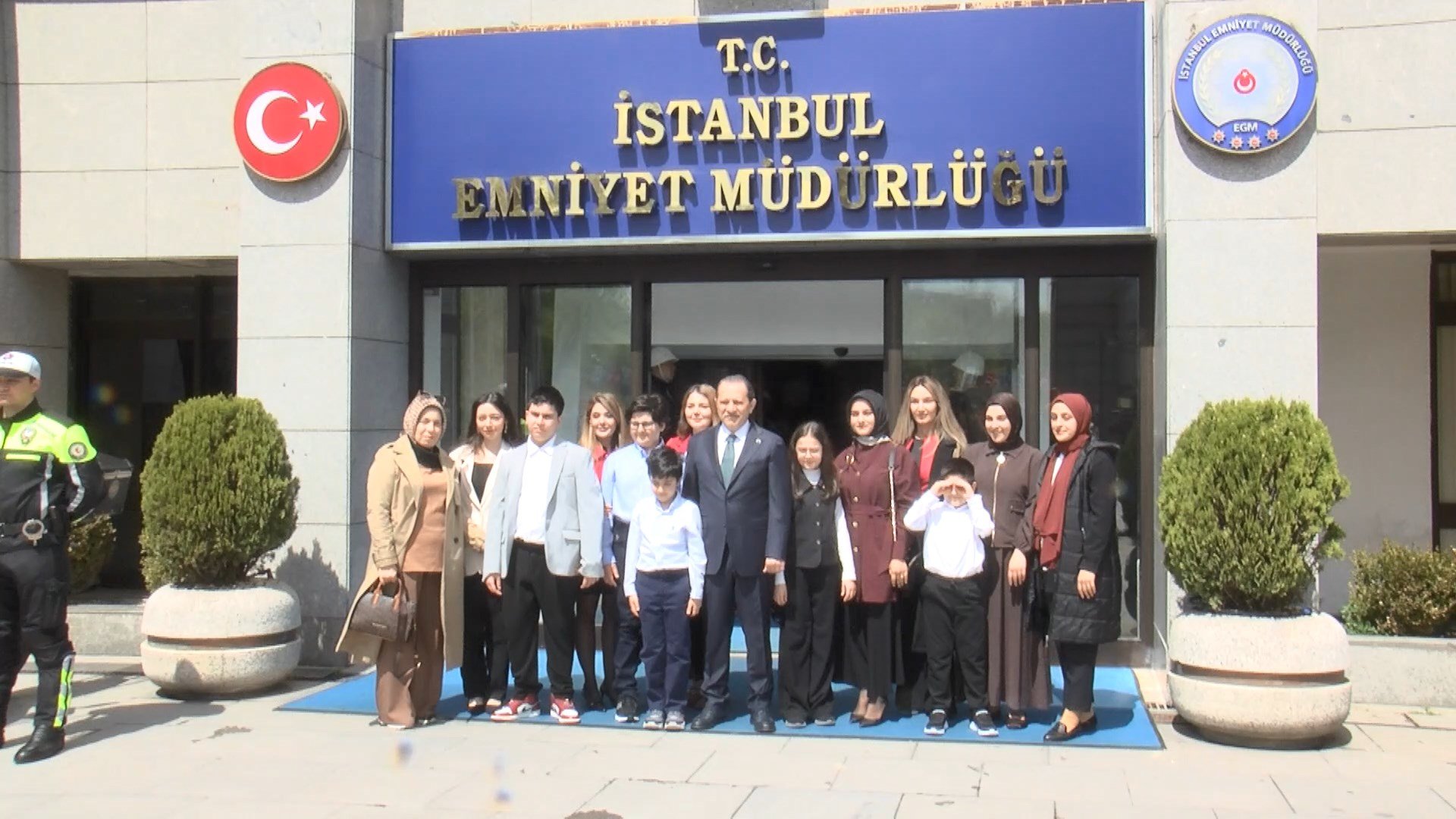 İstanbul Emniyet Müdürü Selami Yıldız öğrencilerle birlikte