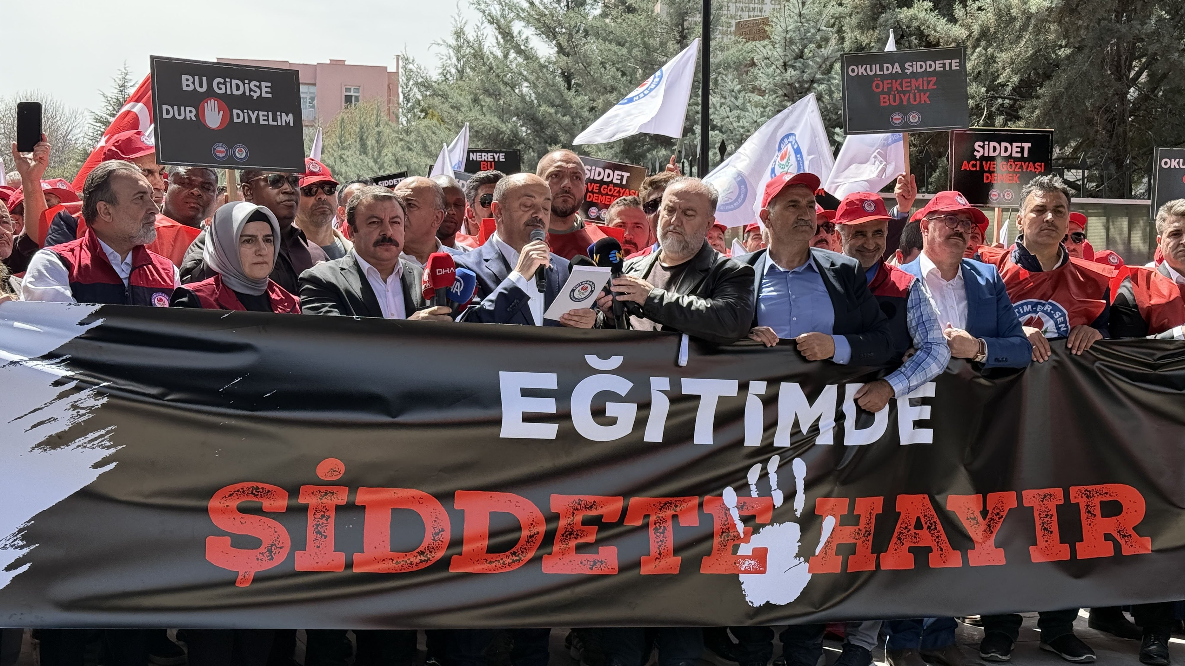 Eğitim-Bir-Sen Genel Sekreteri Talat Yavuz konuşma yapıyor