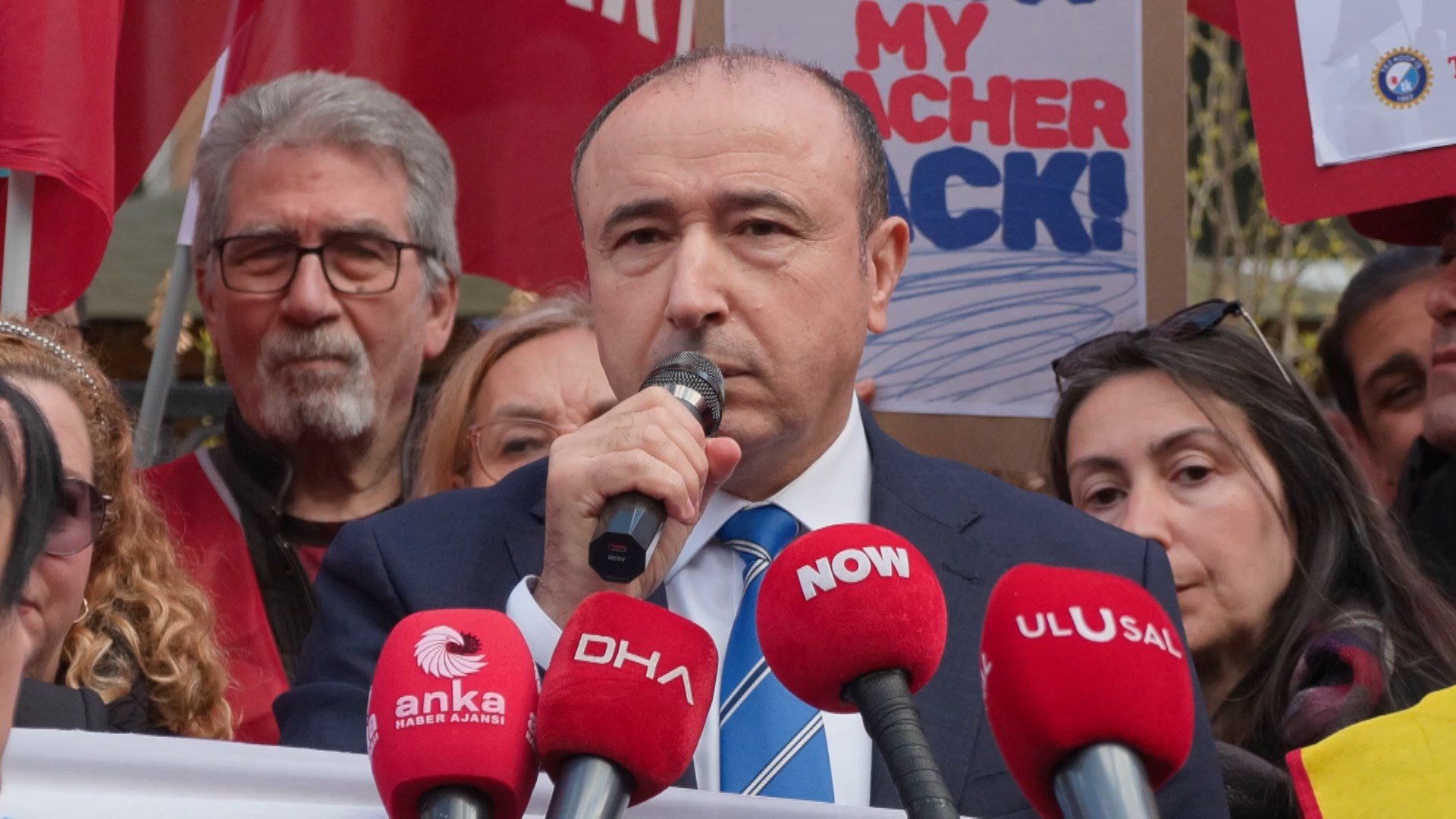 Öğretmenler İl Milli Eğitim Müdürlüğü önüne kalem bırakıyor