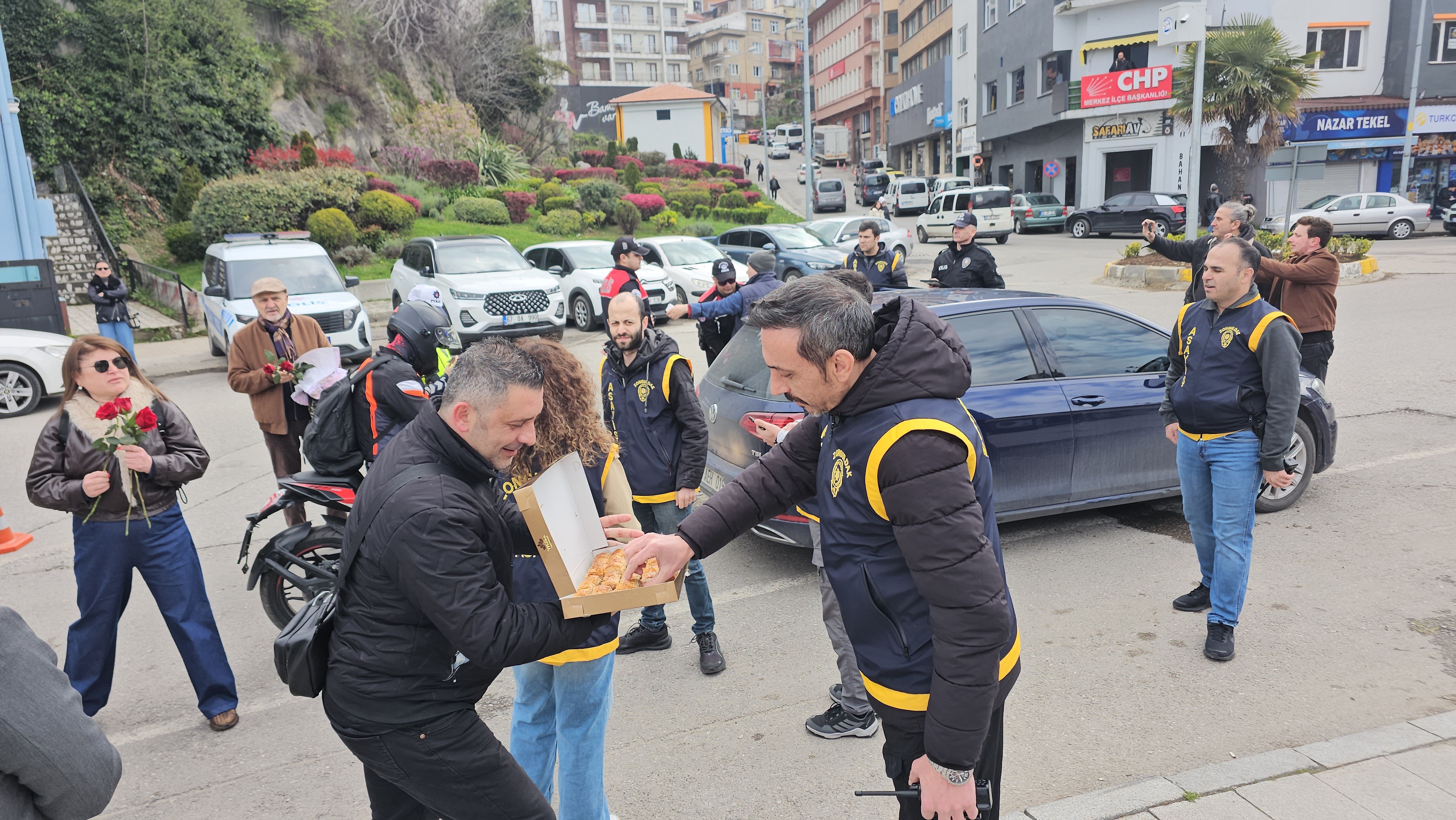 Gazeteciler polislere tatlı ikram ediyor