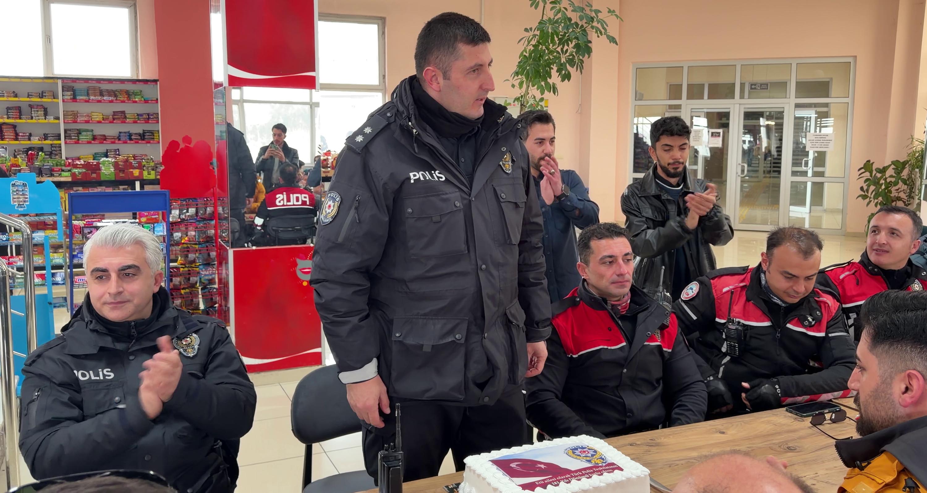 Polis ve öğrenciler pasta kesiyor
