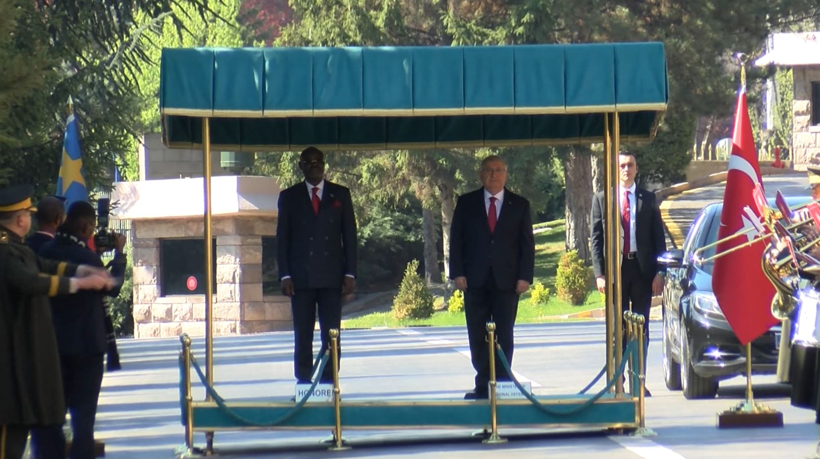 Milli Savunma Bakanı Yaşar Güler Kongo Demokratik Cumhuriyeti Savunma Bakanı Guy Kabombo Muadiamvita askeri tören