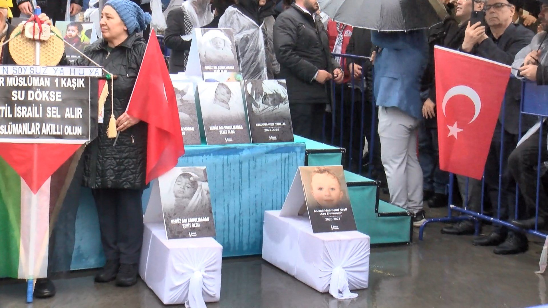 Protestoda Filistin bayrakları