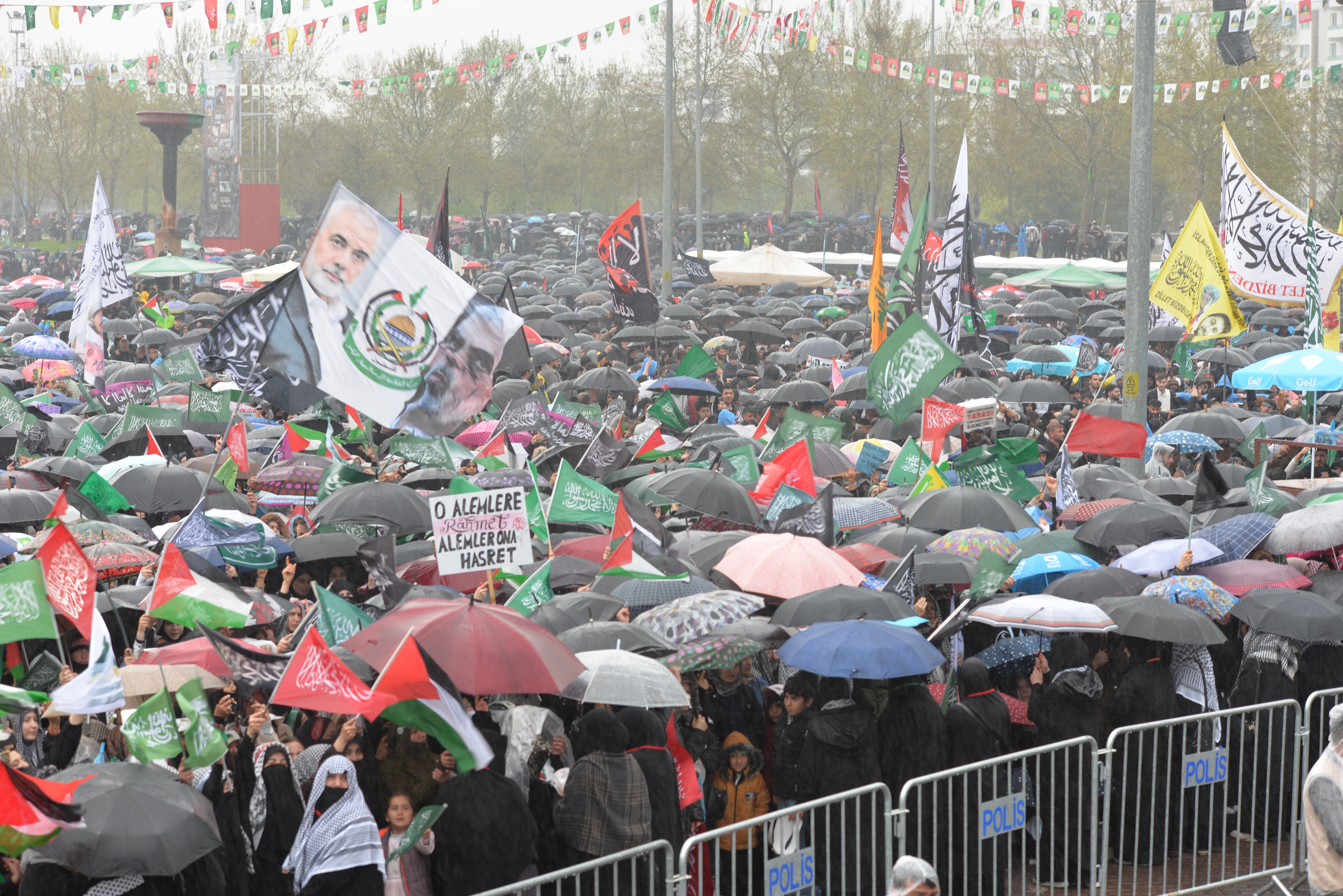 Mevlid-i Nebi etkinliğinde dualar ediliyor