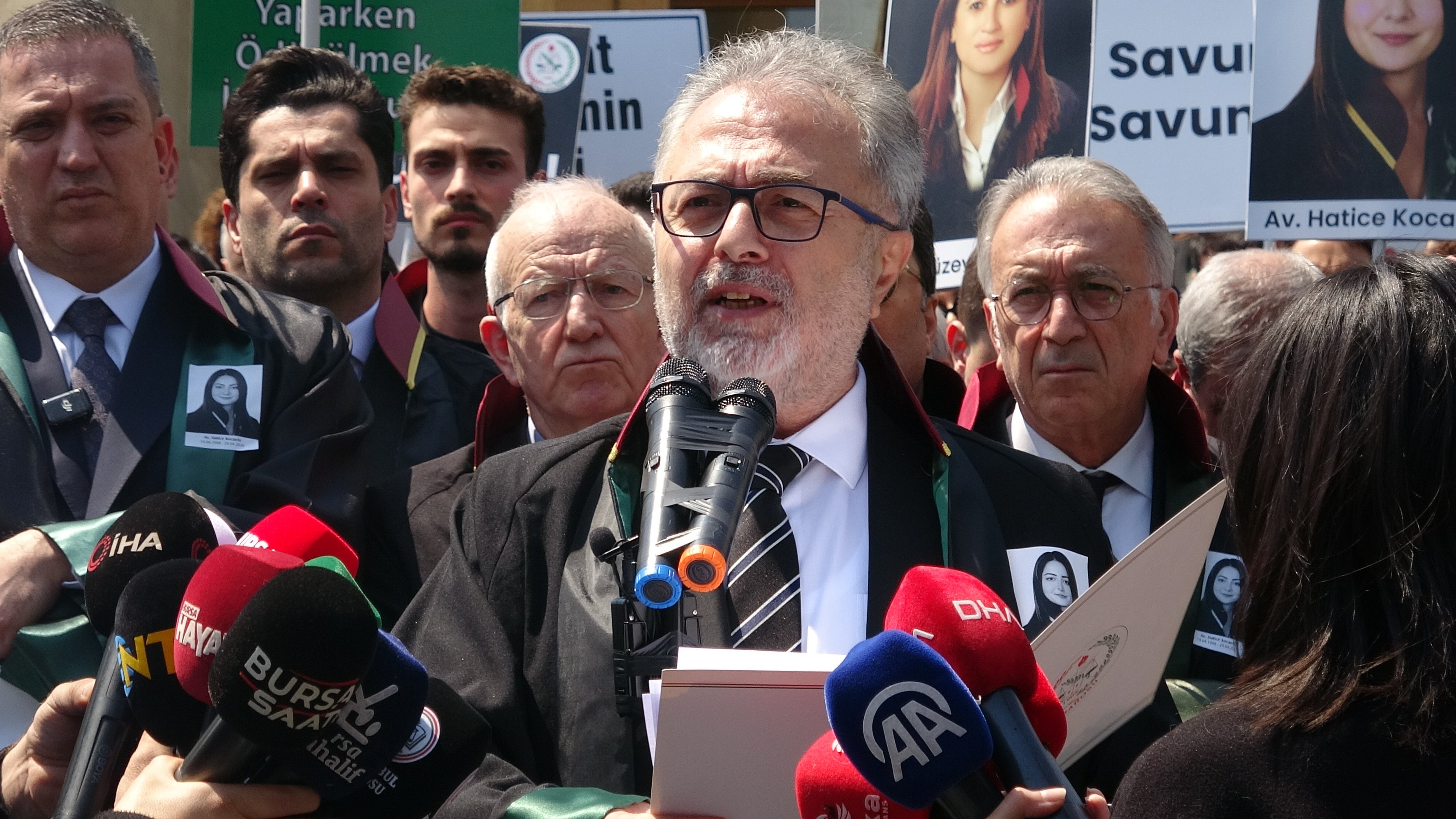 Avukatlar adliye önünde basın açıklaması yapıyor