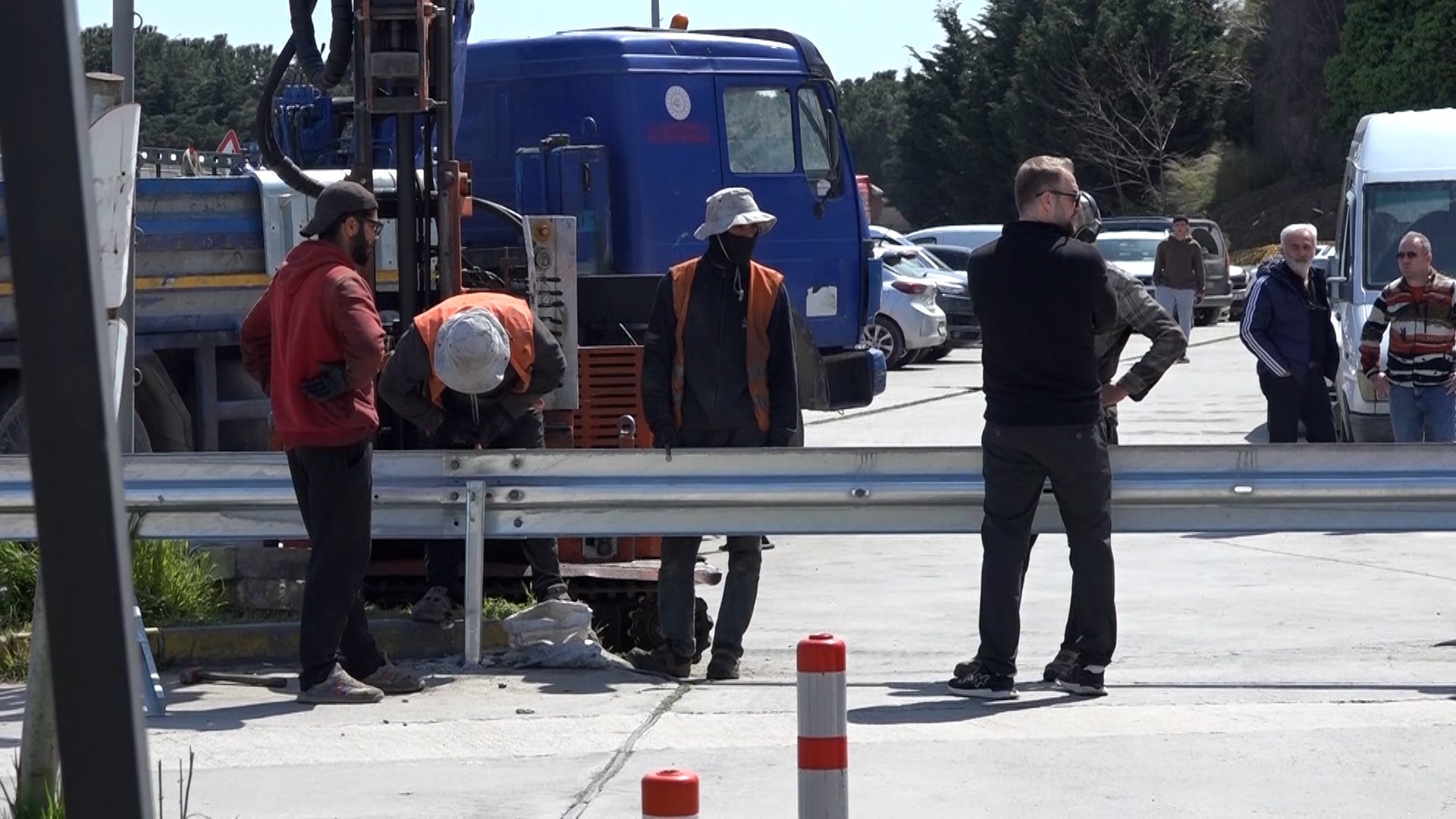 Karayolları ekipleri bariyer çekiyor