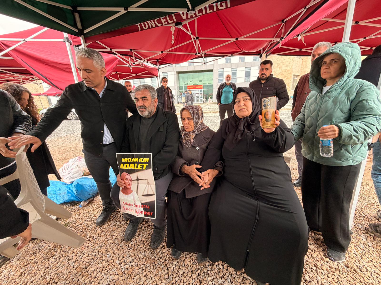 Aygül Doku açıklama yapıyor