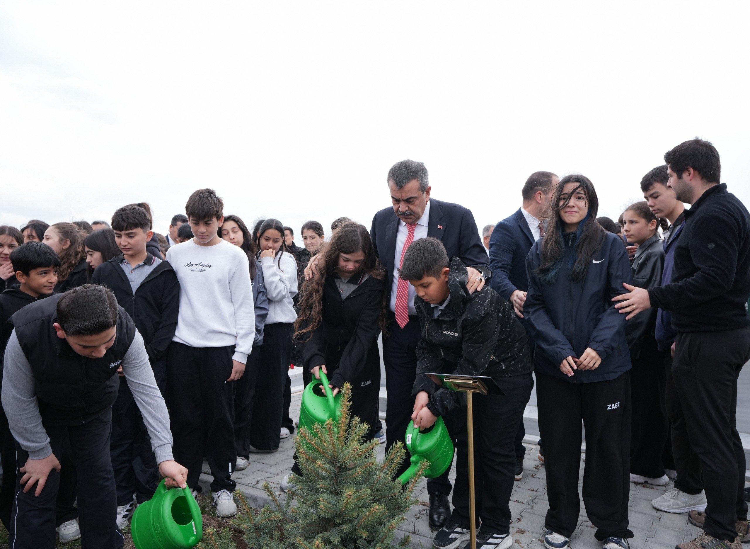 Bakan Tekin şehit öğretmenler anıtında