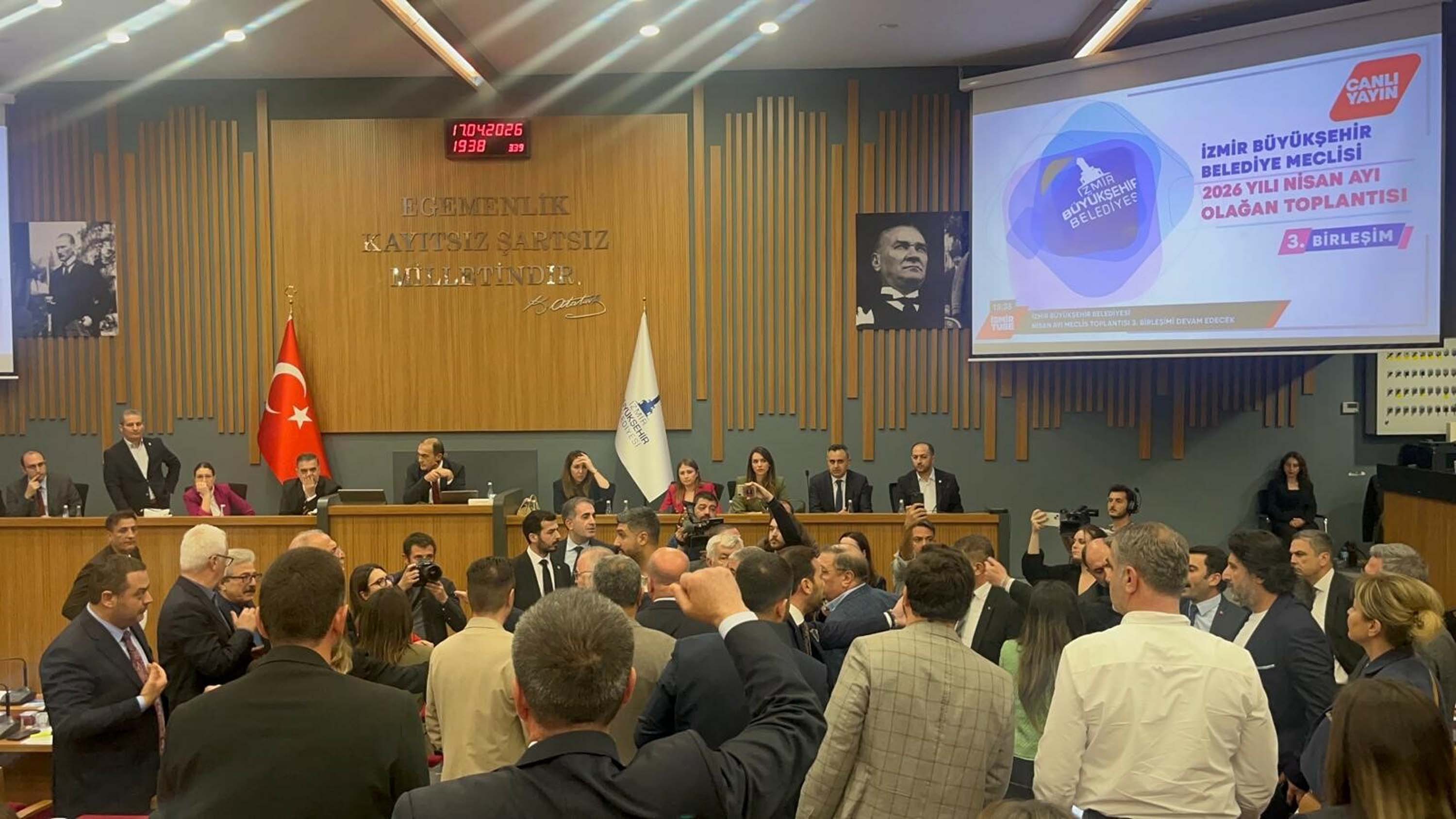 AK Partili Gizem Akyüz Duman konuşma yapıyor