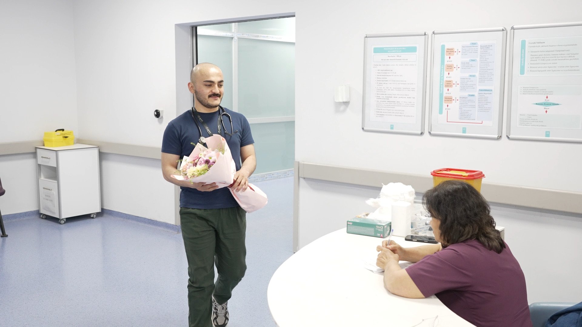 Doktor Buğra Şekerci annesi Nefise Şekerciye çiçek veriyor