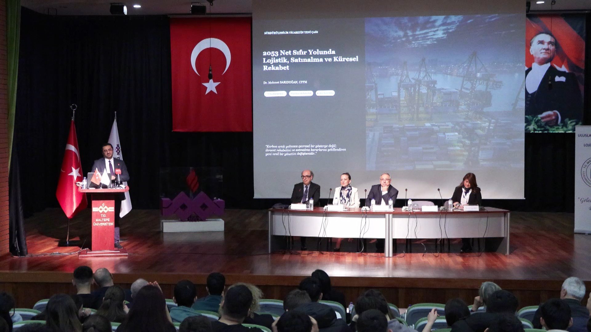 Ödül töreni sırasında plaket takdimi