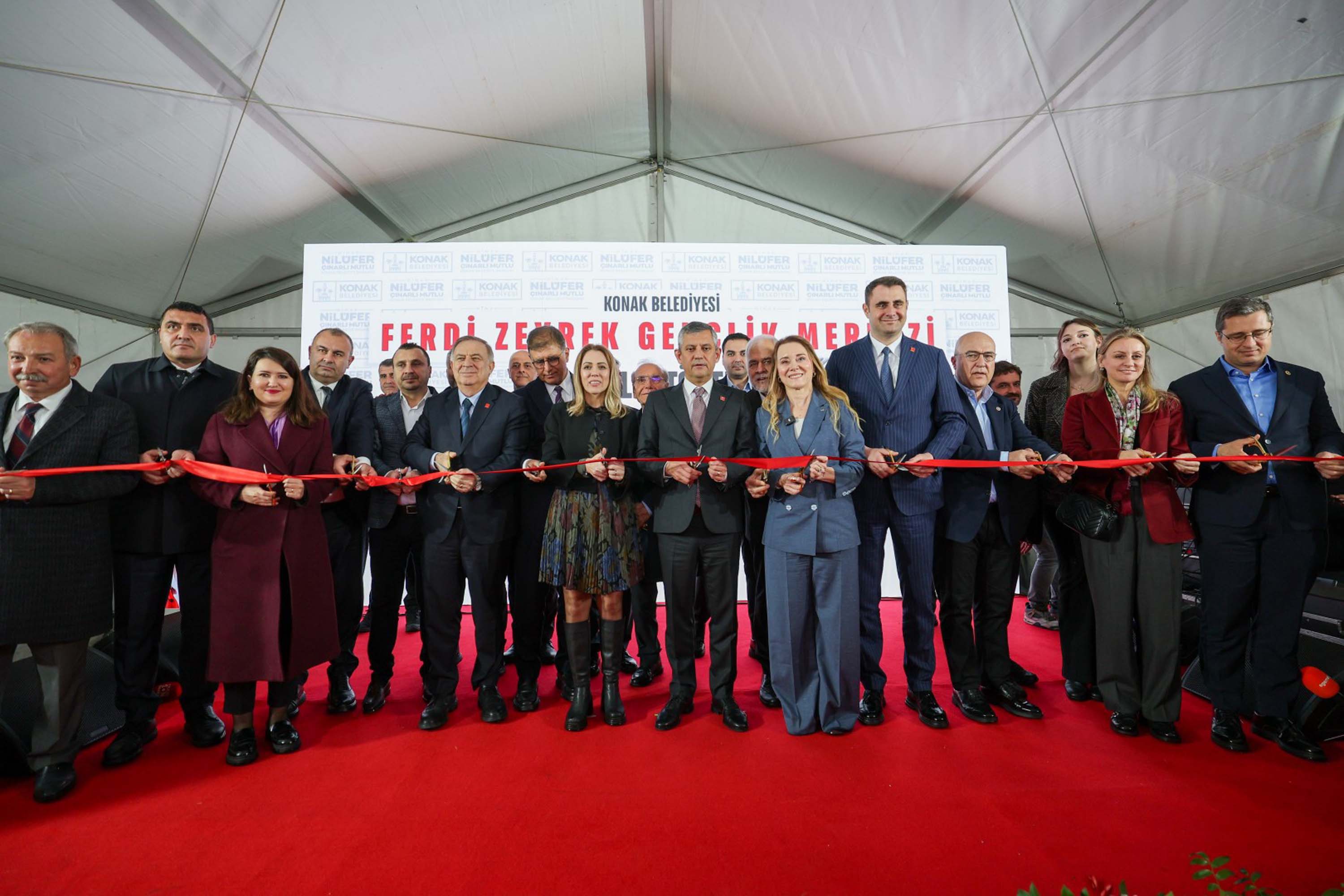 Özgür Özel Ferdi Zeyrek Kültür Merkezi açılışında konuşuyor