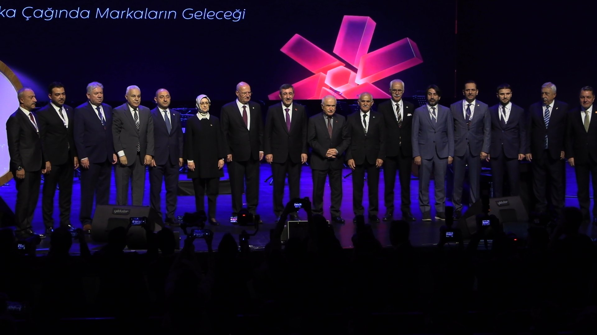 Cevdet Yılmaz, Uluslararası Marka Buluşmaları programında markalaşma üzerine değerlendirmelerde bulunuyor.