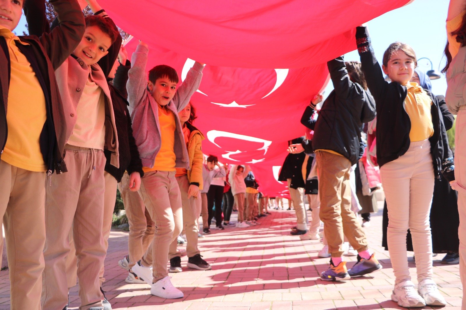 Bolu 23 Nisan yürüyüşü öğrenciler