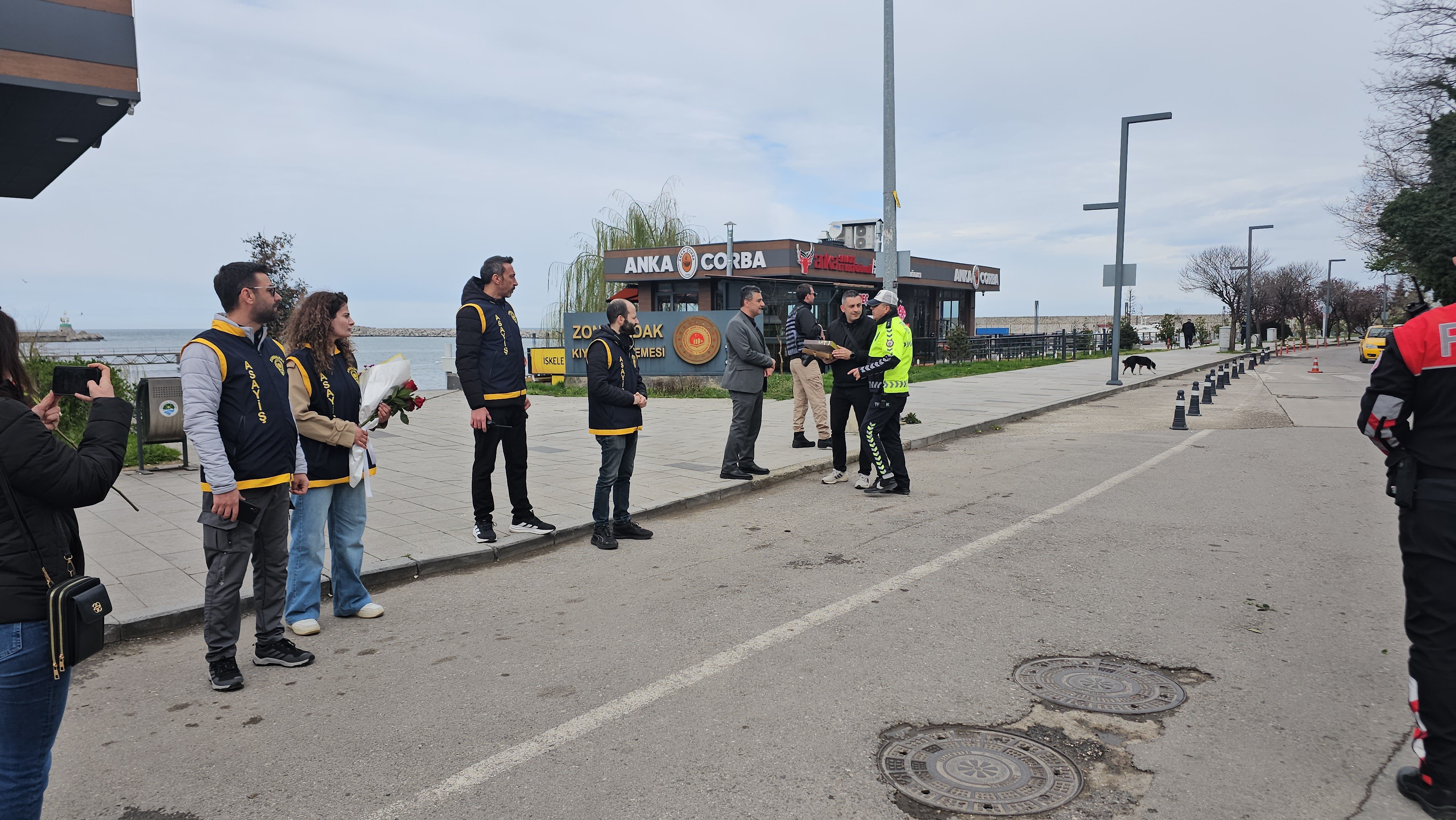 Polis ekipleri gazetecilerle