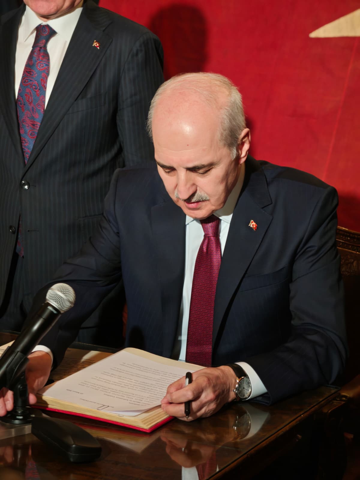 Numan Kurtulmuş Özel Defter imzalıyor