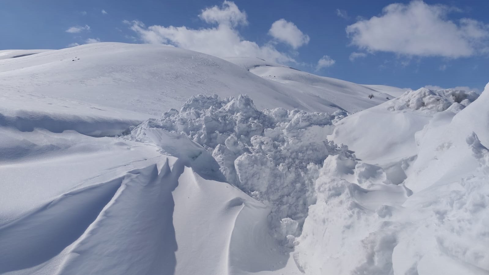 Van kar altında kalan yol