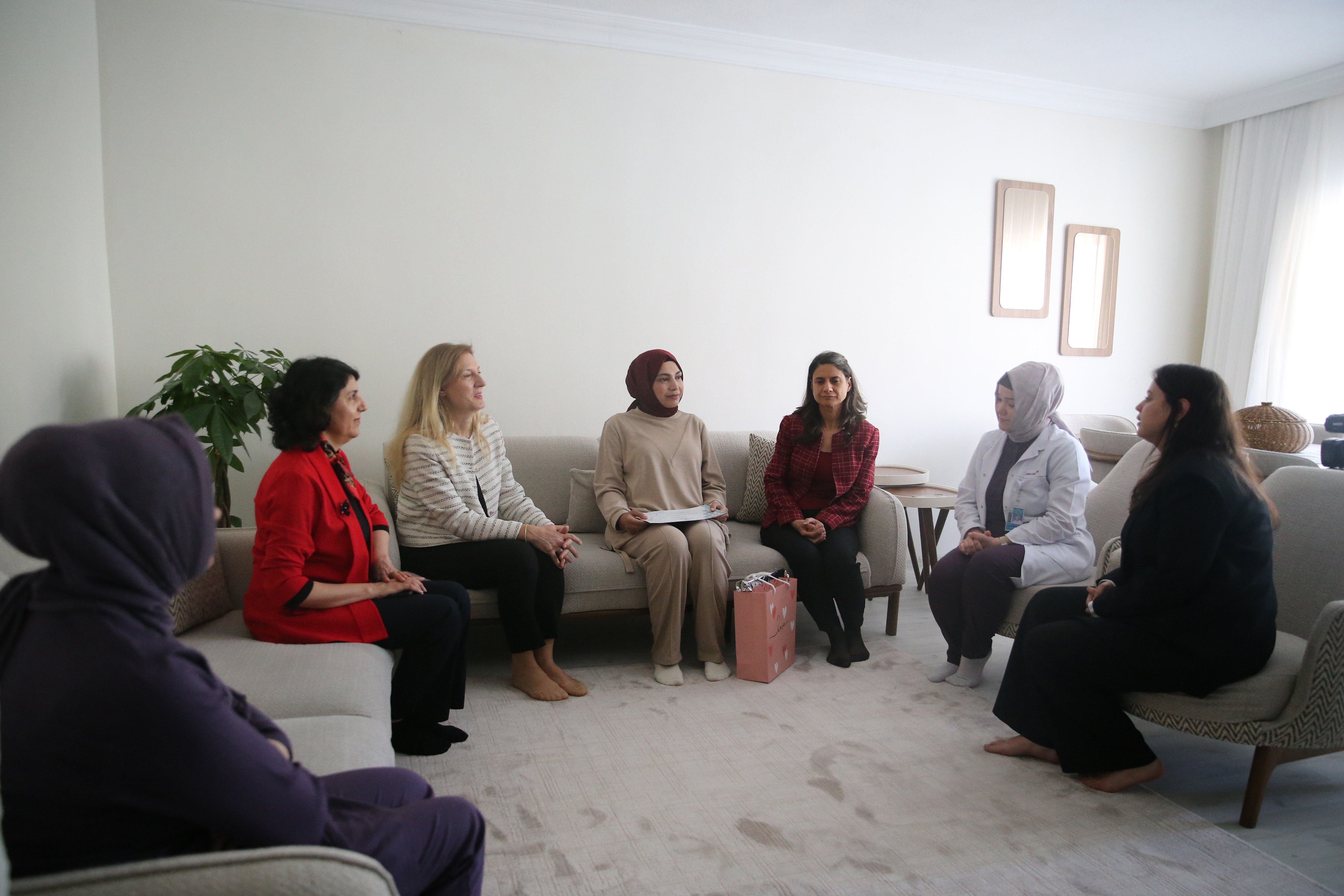 Sağlık Bakanlığı ekipleri gebeyi evinde ziyaret etti