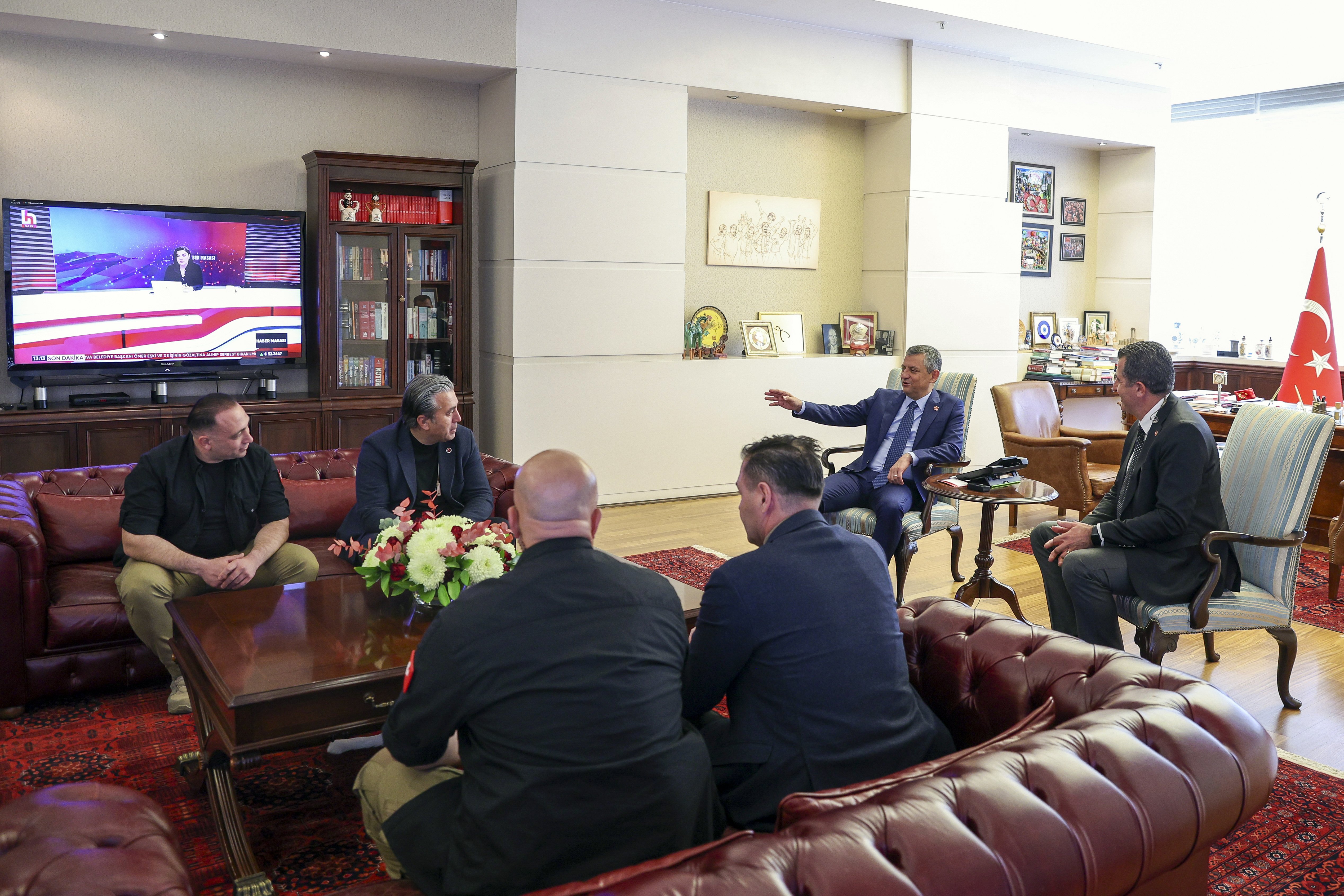 Özgür Özel polislerle