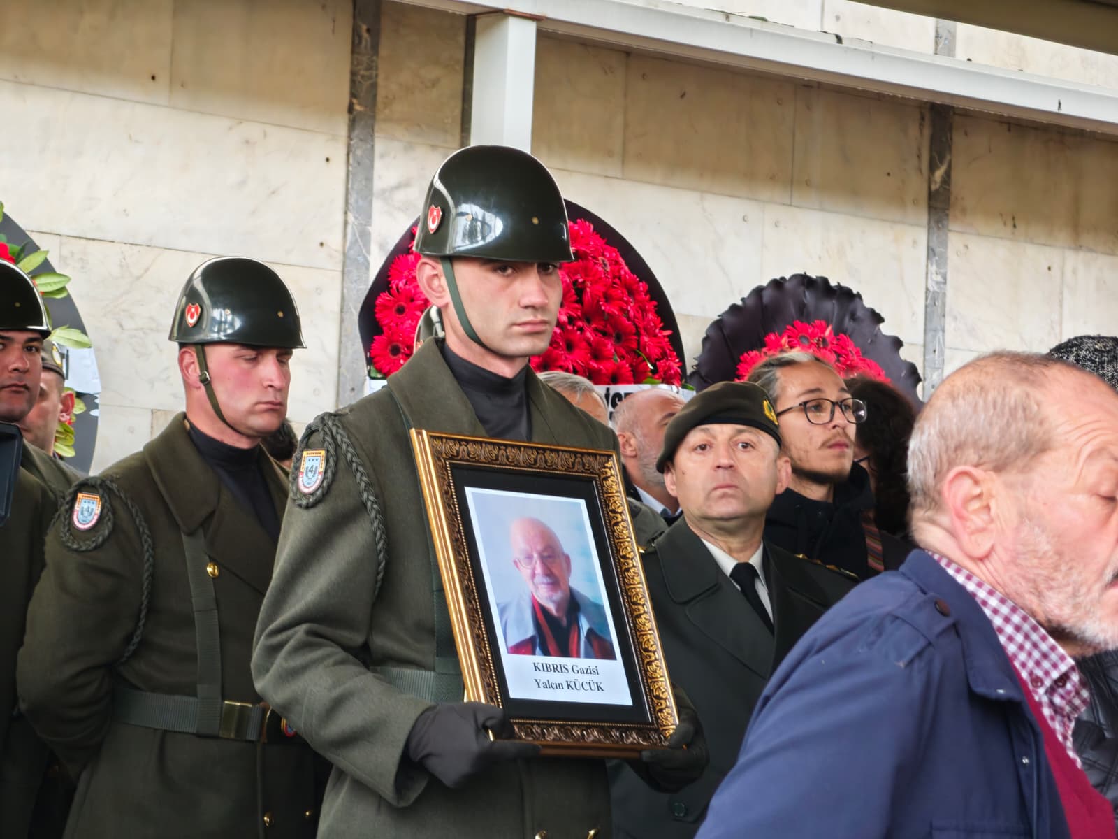 Yalçın Küçük cenazesi askerler tarafından taşınıyor