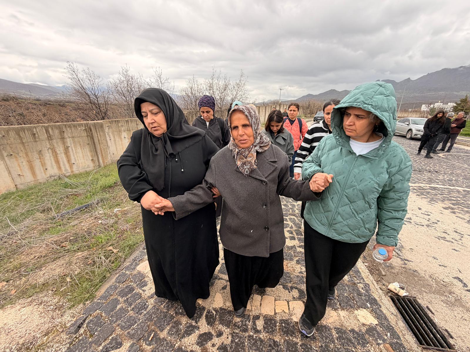 Tunceli Adliyesi önü